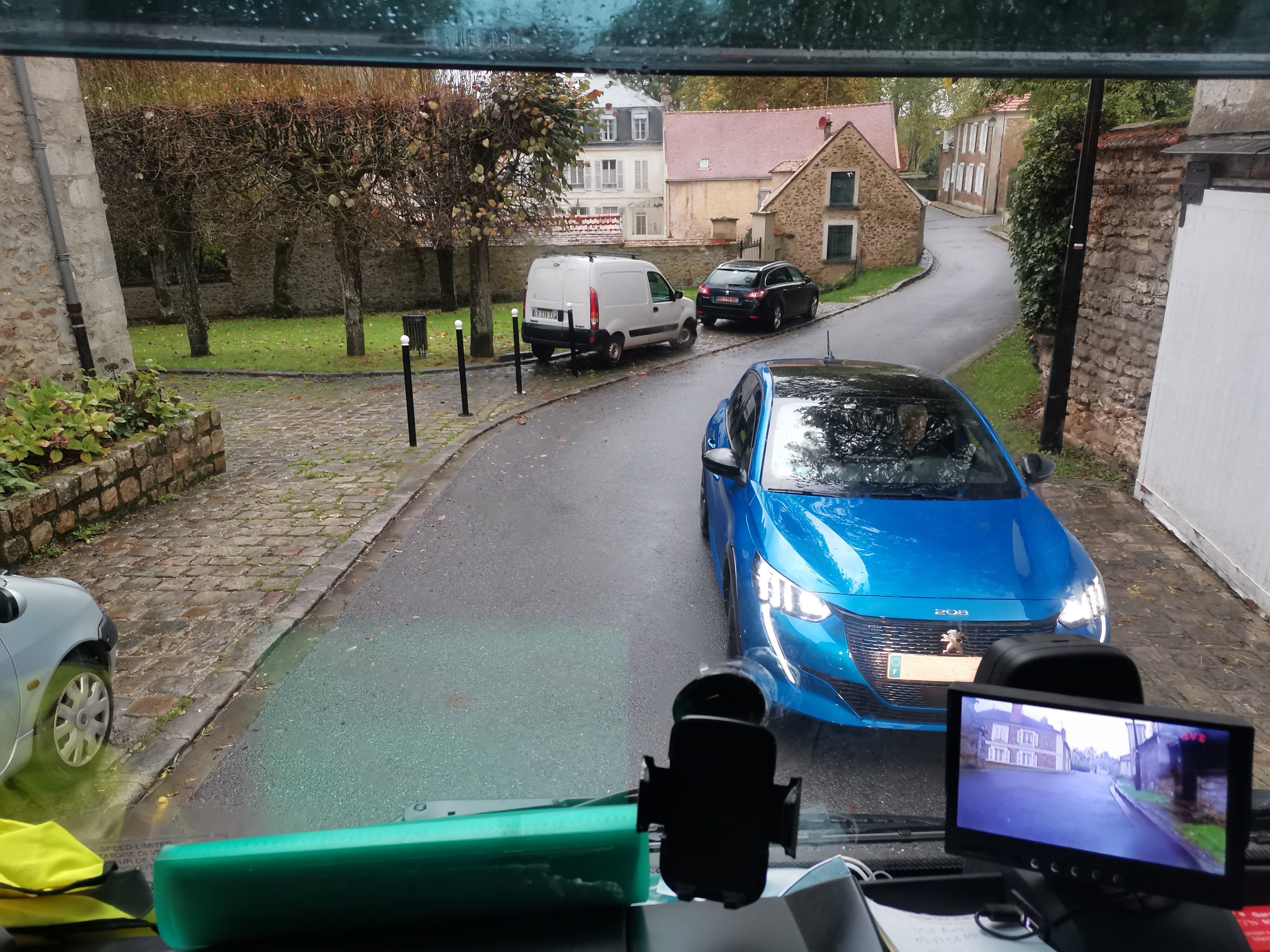 Saint-Sauveur-sur-Ecole (Seine-et-Marne), le 21 octobre 2022, à 9h11. Sur la photo prise par le dépanneur, rue de l'Église, on voit le maire qui bloque le camion, en plaçant sa voiture sur la voie opposée à son sens de circulation. DR