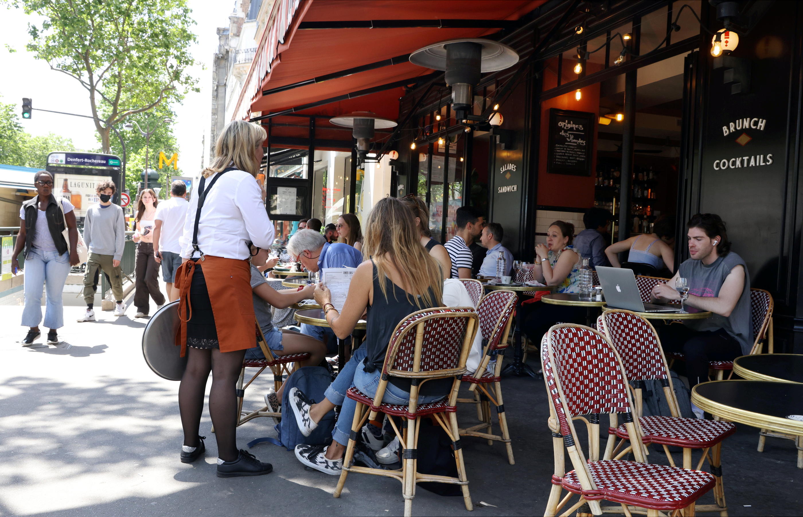 Pour un petit café ou une bière entre collègues, les Français (ici dans le XIVe arrondissement de Paris ce mardi) sont de grands adeptes de la terrasses. LP/Jean-Baptiste Quentin