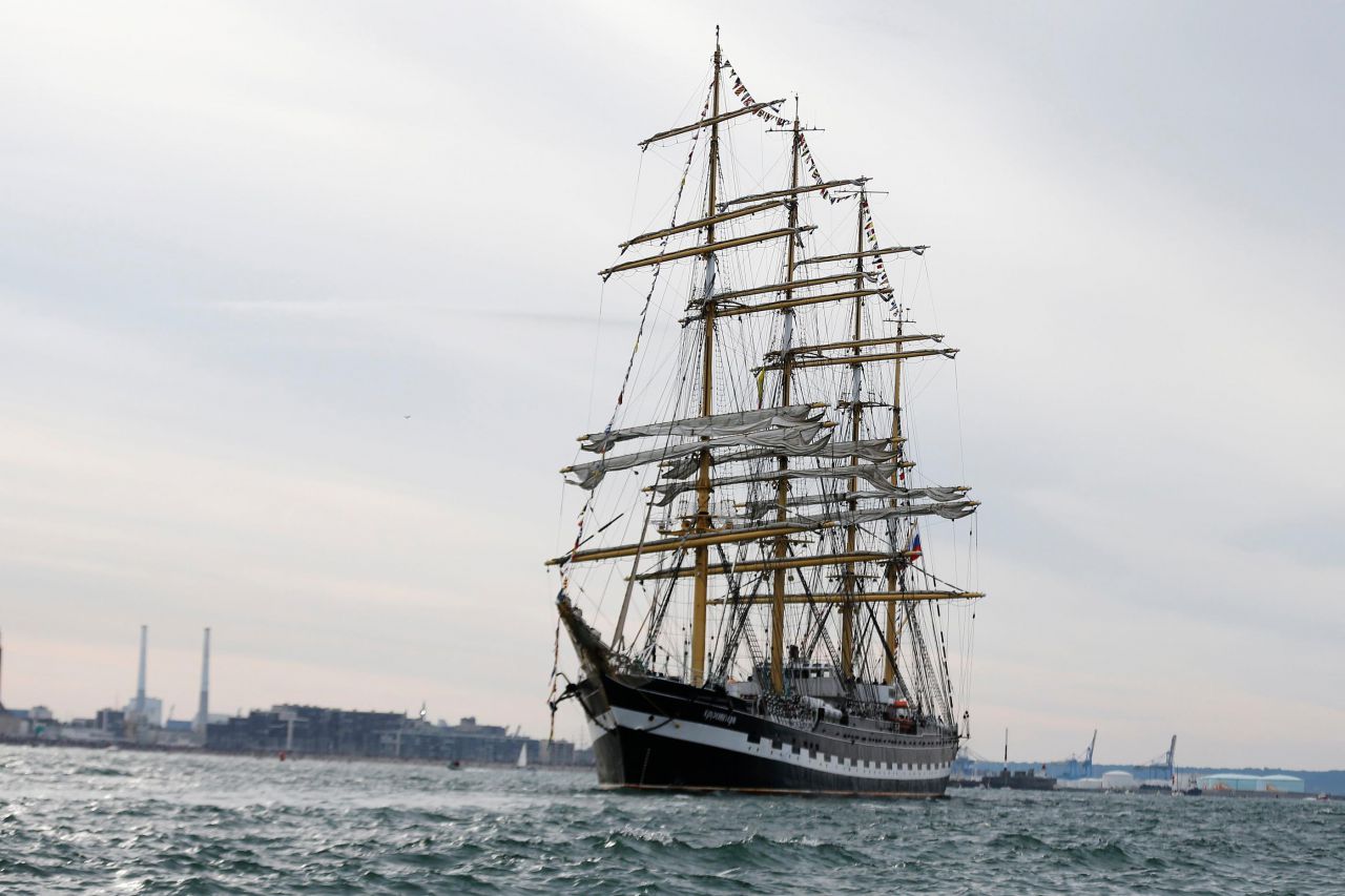 Le « Shtandart », fameux grand voilier russse (photographié ici au Havre) a réussi à se faire inviter à Brest malgré les sanctions contre son pays d'origine. AFP/Charly Triballeau