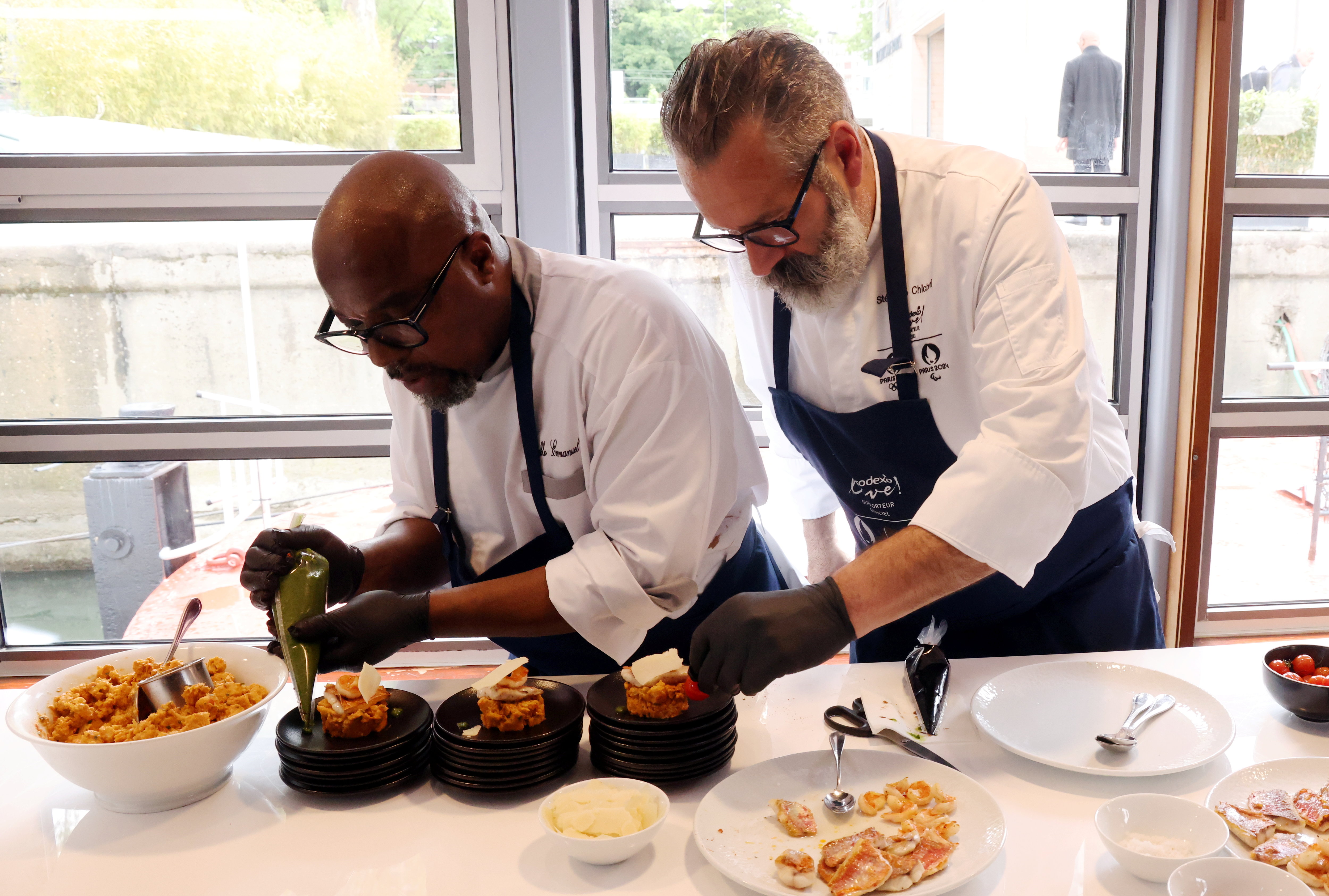 Dans l'espace food court, les athlètes pourront apprécier les plats signatures de grands chefs, comme le hot dog végétarien de Stephane Chicheri. LP/Jean-Baptiste Quentin