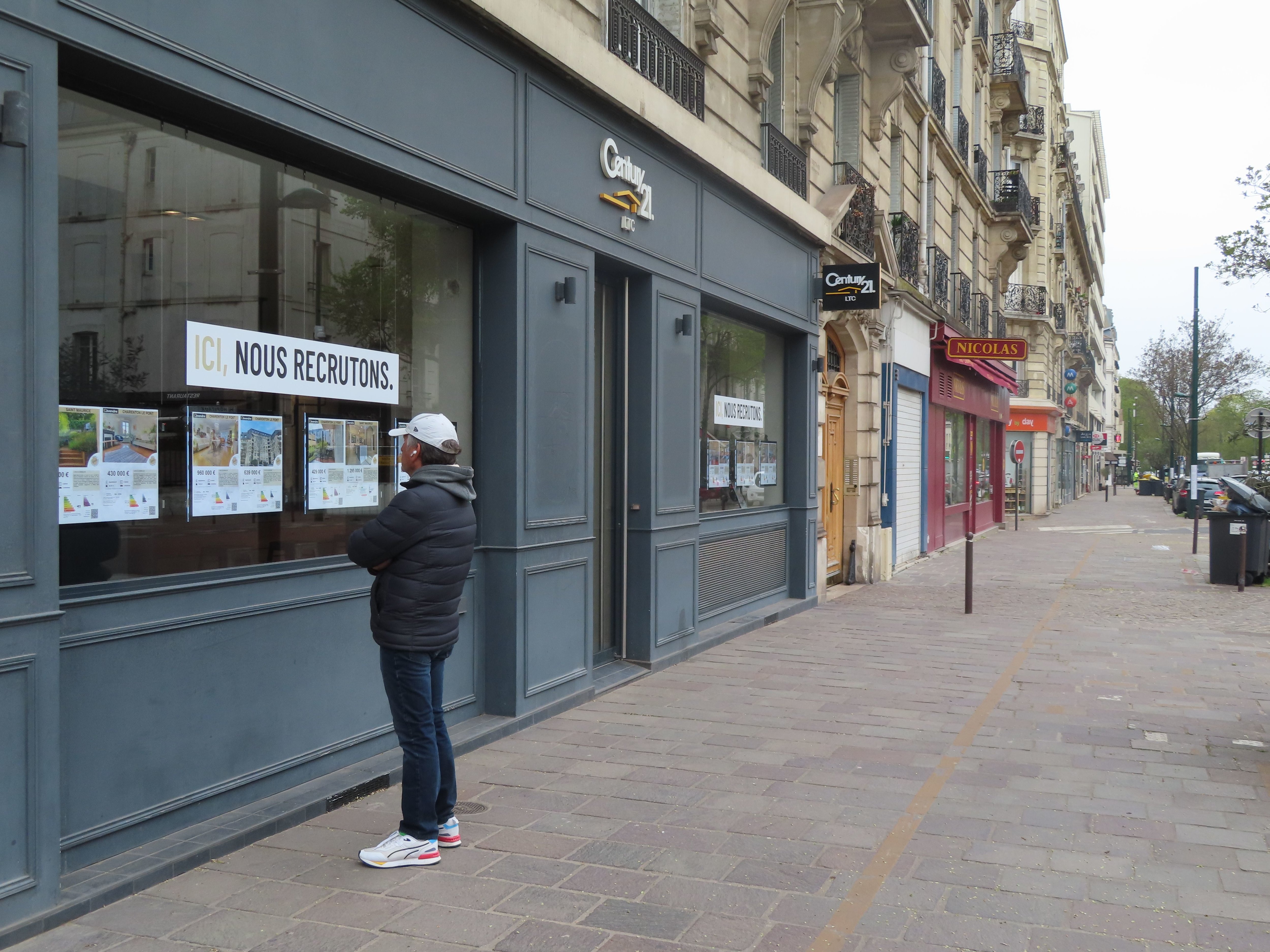 Saint-Maurice (Val-de-Marne), lundi 4 avril. Christian, un habitant de la commune, cherche un appartement dans le quartier du Plateau, si possible avec une terrasse. Mais pour lui, les prix, «c’est un peu le délire». LP/S.D.