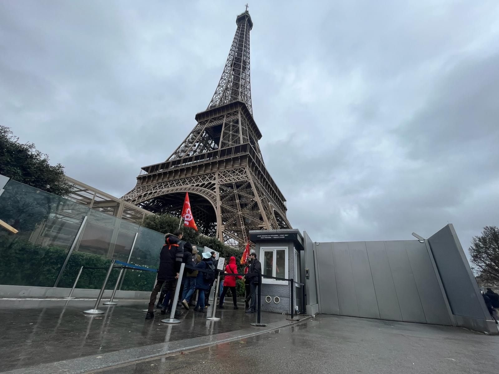 La tour Eiffel a rouvert aux visiteurs ce dimanche après six jours de grève des salariés de la société d'exploitation du monument parisien. LP/Elie Julien