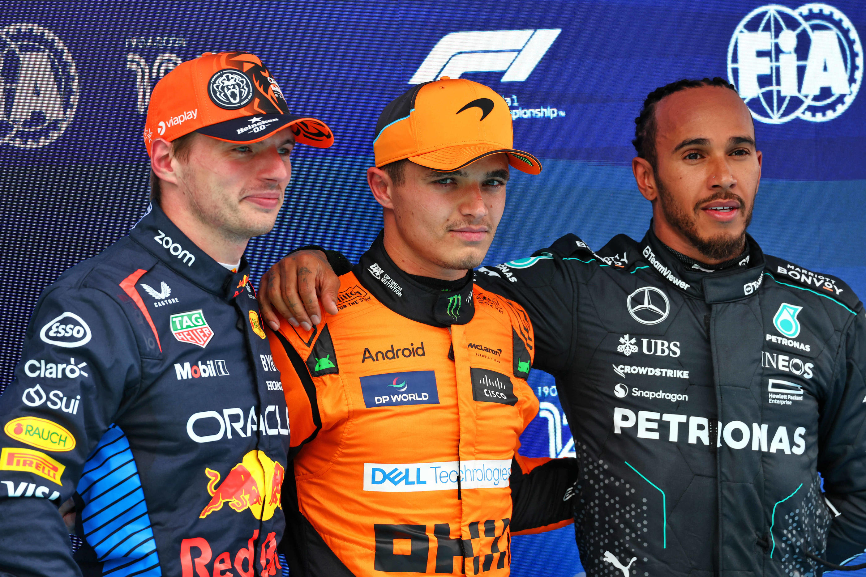 Lando Norris (au centre) partira en pole position ce dimanche au Grand Prix d'Espagne, devant Max Verstappen (à gauche) et Lewis Hamilton (à droite). (Photo Icon Sport)

22.06.2024. Formula 1 World Championship, Rd 10, Spanish Grand Prix, Barcelona, Spain, Qualifying Day.

 - www.xpbimages.com, EMail: requests@xpbimages.com © Copyright: Coates / XPB Images