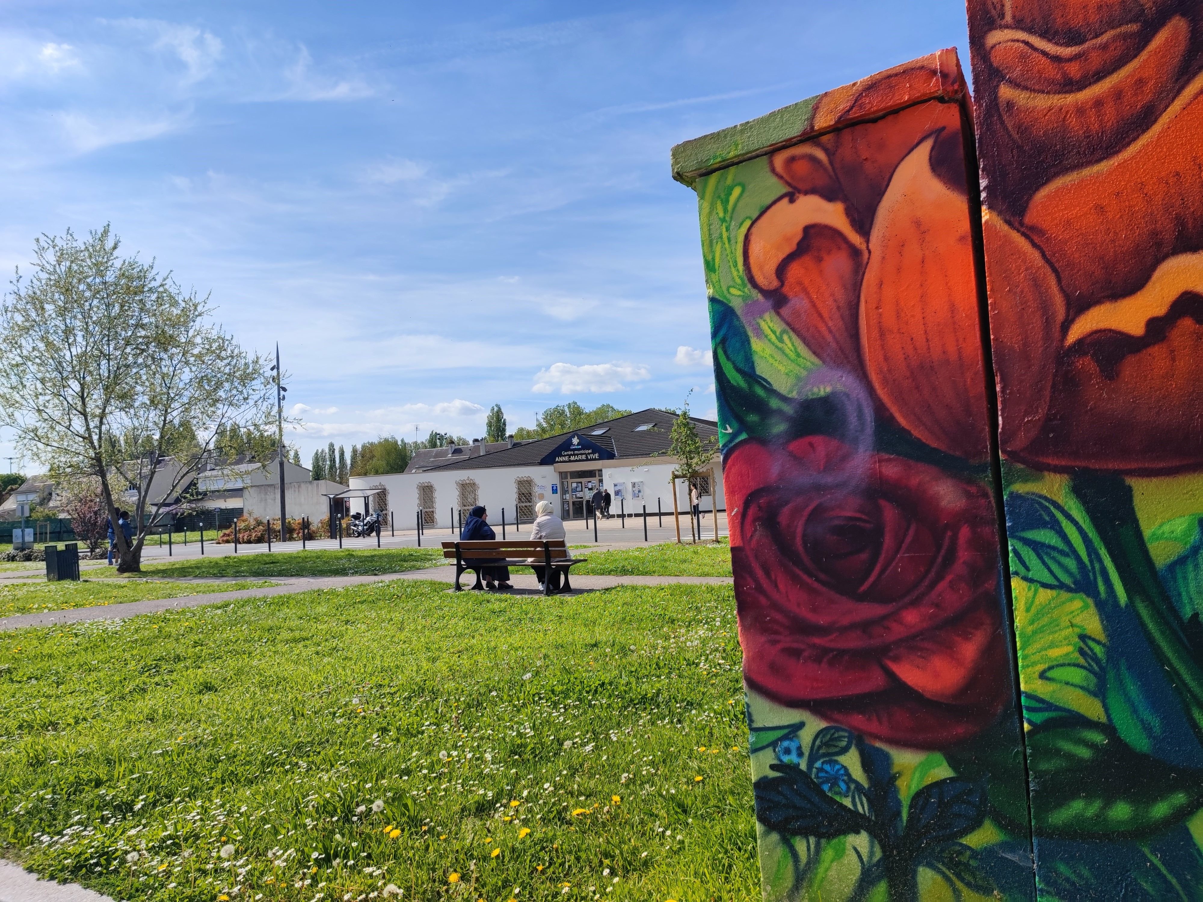 Compiègne (Oise), cité du Clos-des-Roses. Les habitants des quartiers prioritaires n'attendent plus rien des politiques. Beaucoup n'iront pas voter, certains pensent même partir travailler à l'étranger ou repartir dans leur pays d'origine. LP/Stéphanie Forestier