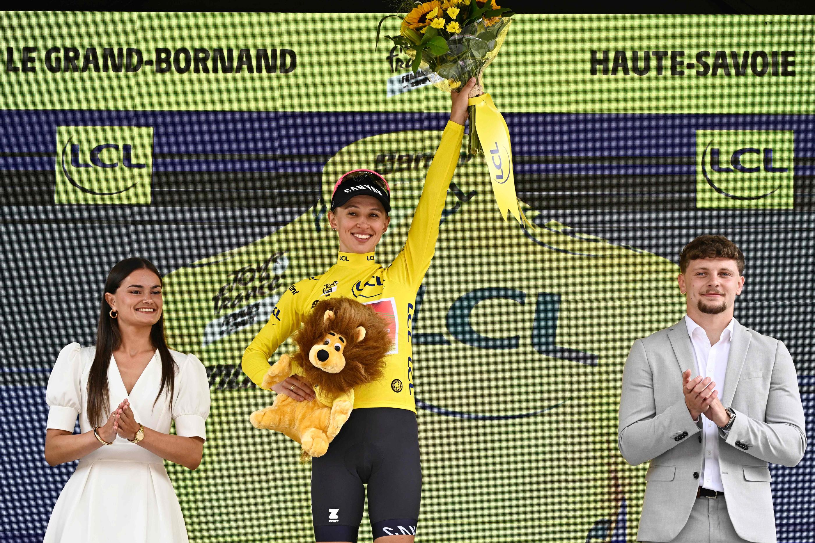 Katarzyna Niewiadoma rêve de conserver son maillot jaune dimanche soir à l'Alpe-d'Huez.  JULIEN DE ROSA / AFP