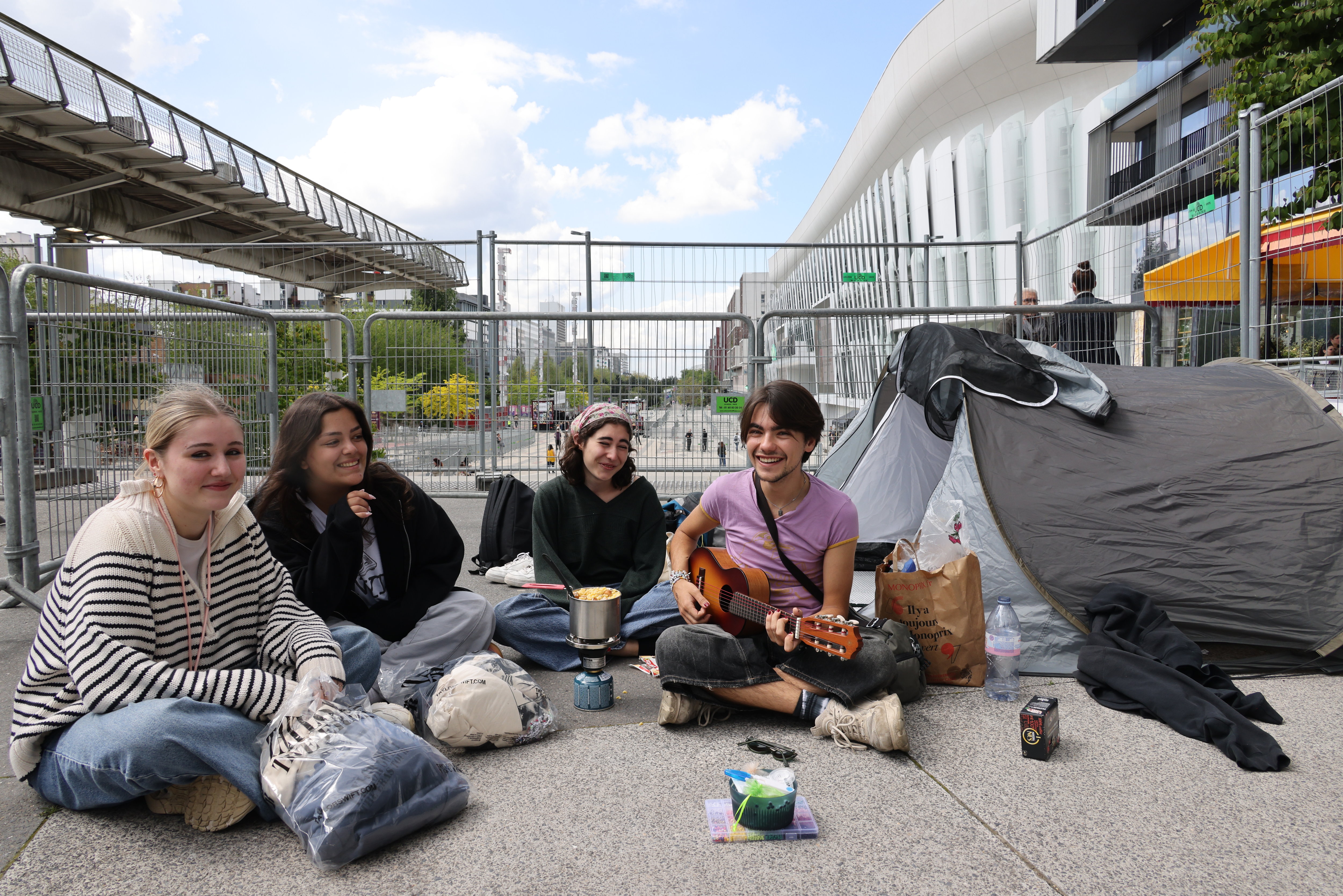 Nanterre (Hauts-de-Seine), le 7 mai 2024. Ces fans de Taylor Swift sont venus camper à La Défense Arena pour se relayer dans la file d'attente et être au premier rang. LP/Delphine Goldsztejn