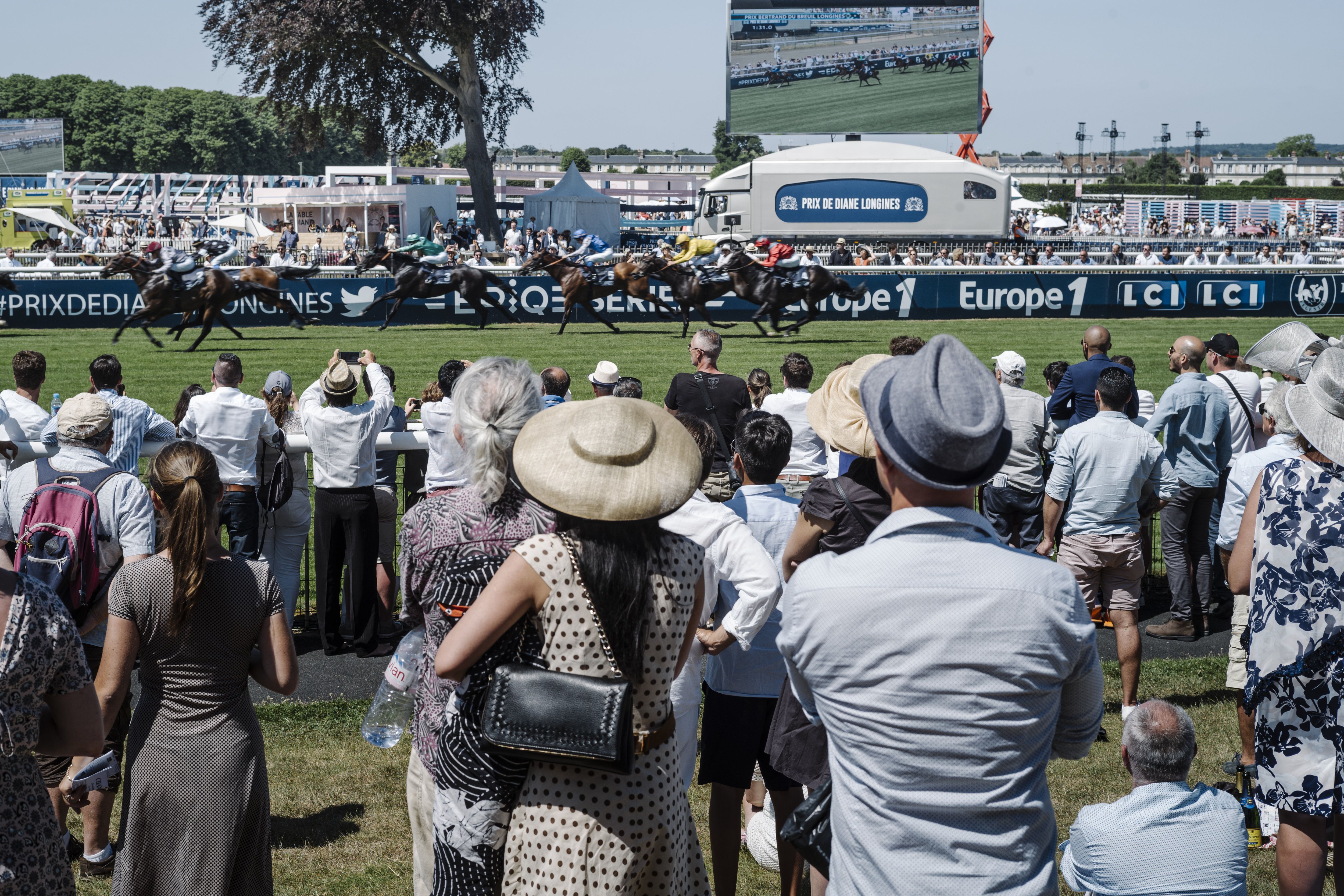 Chantilly (Oise), en 2017. Chaque année, le Prix «de l'élégance», où les chapeaux sont légion, attire environ 25 000 spectateurs. LP/Arnaud Dumontier