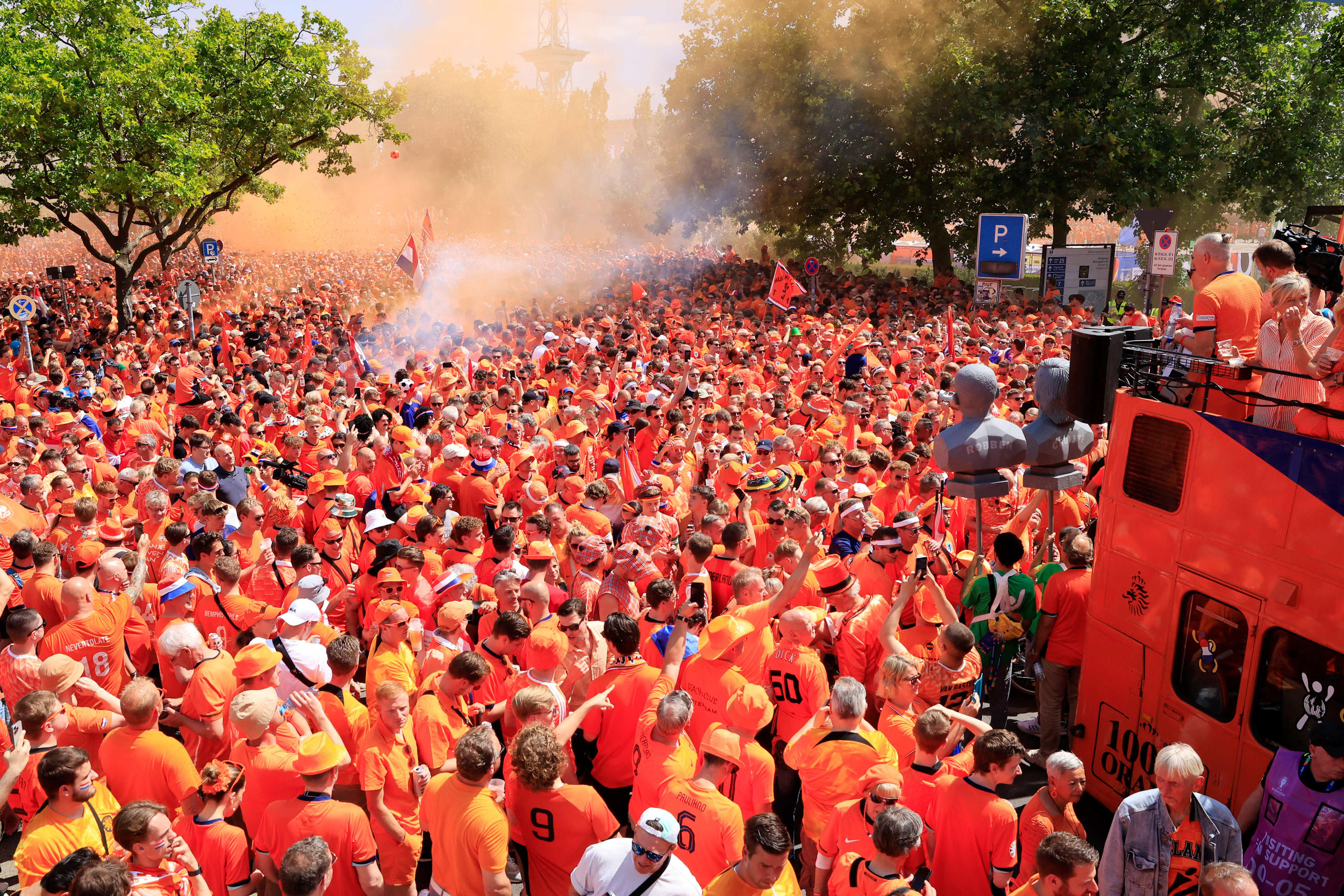 Derrière le Oranjefans Bus, de sortie pour la 50e fois lors de la première rencontre de cet Euro 2024 face à la Pologne, la marée humaine des fans néerlandais est impressionnante. ICON SPORT/Carsten Koall