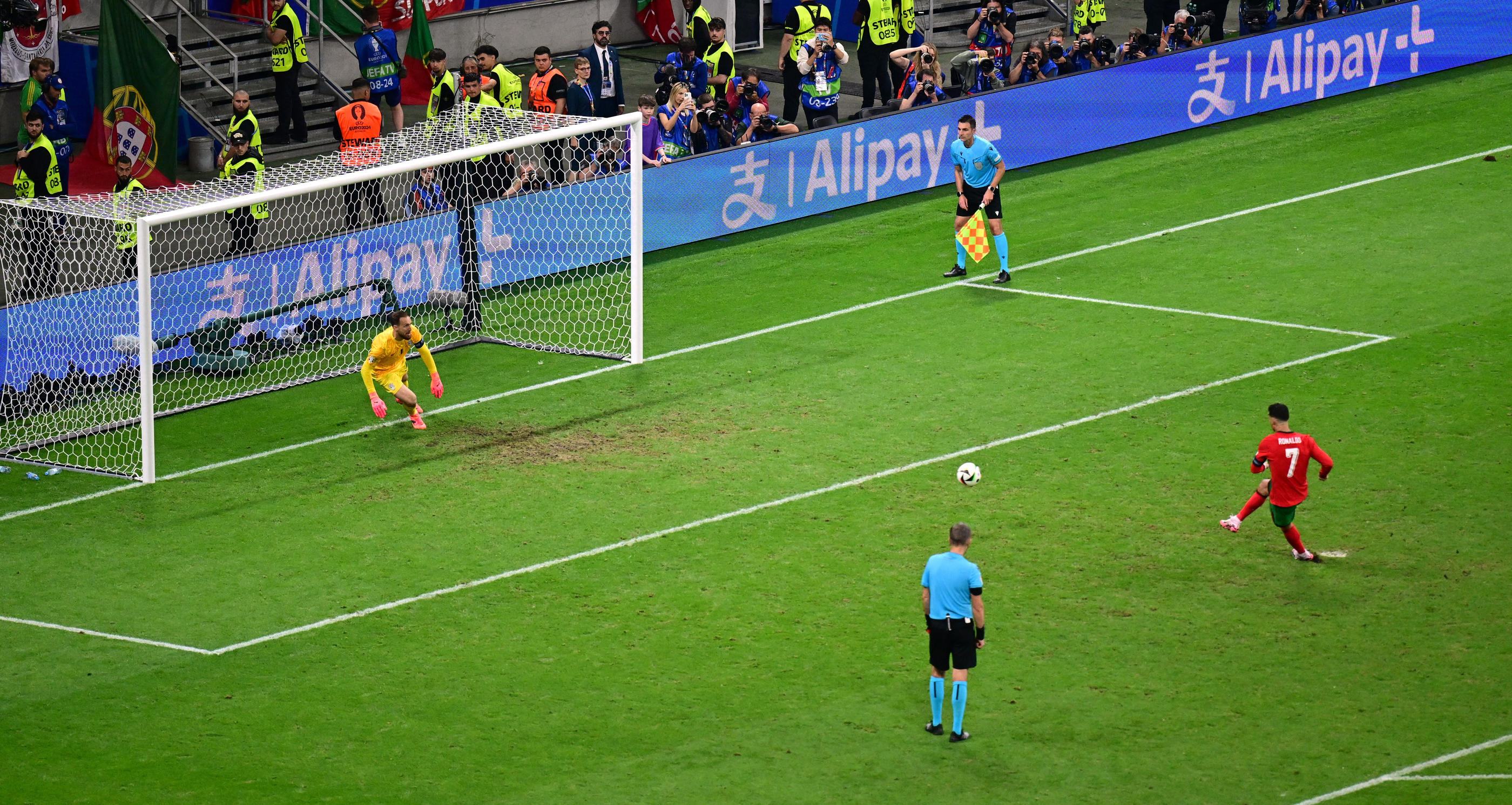 Cristiano Ronaldo a manqué un pénalty en prolongation avant de réussir sa tentative lors de la séance des tirs au but. REUTERS/Angelika Warmuth