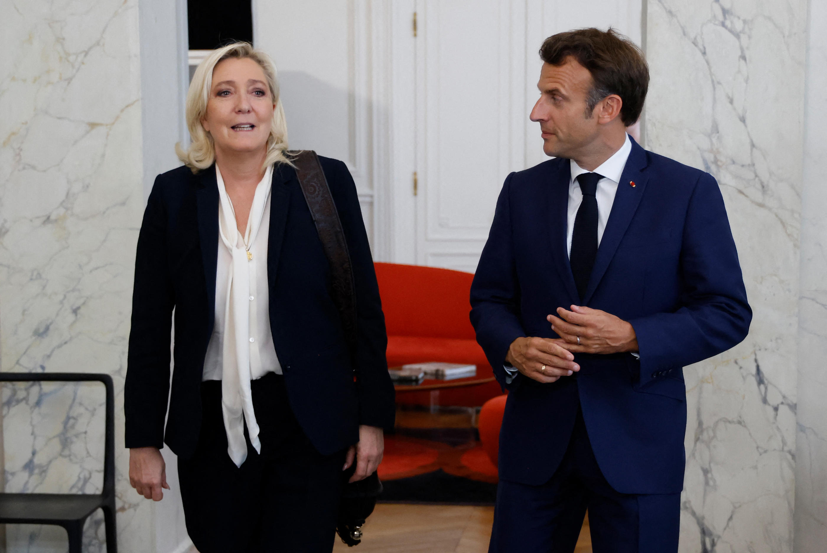 Marine Le Pen et Emmanuel Macron sont loin d'avoir les mêmes positions sur les questions internationales. AFP/Ludovic Marin