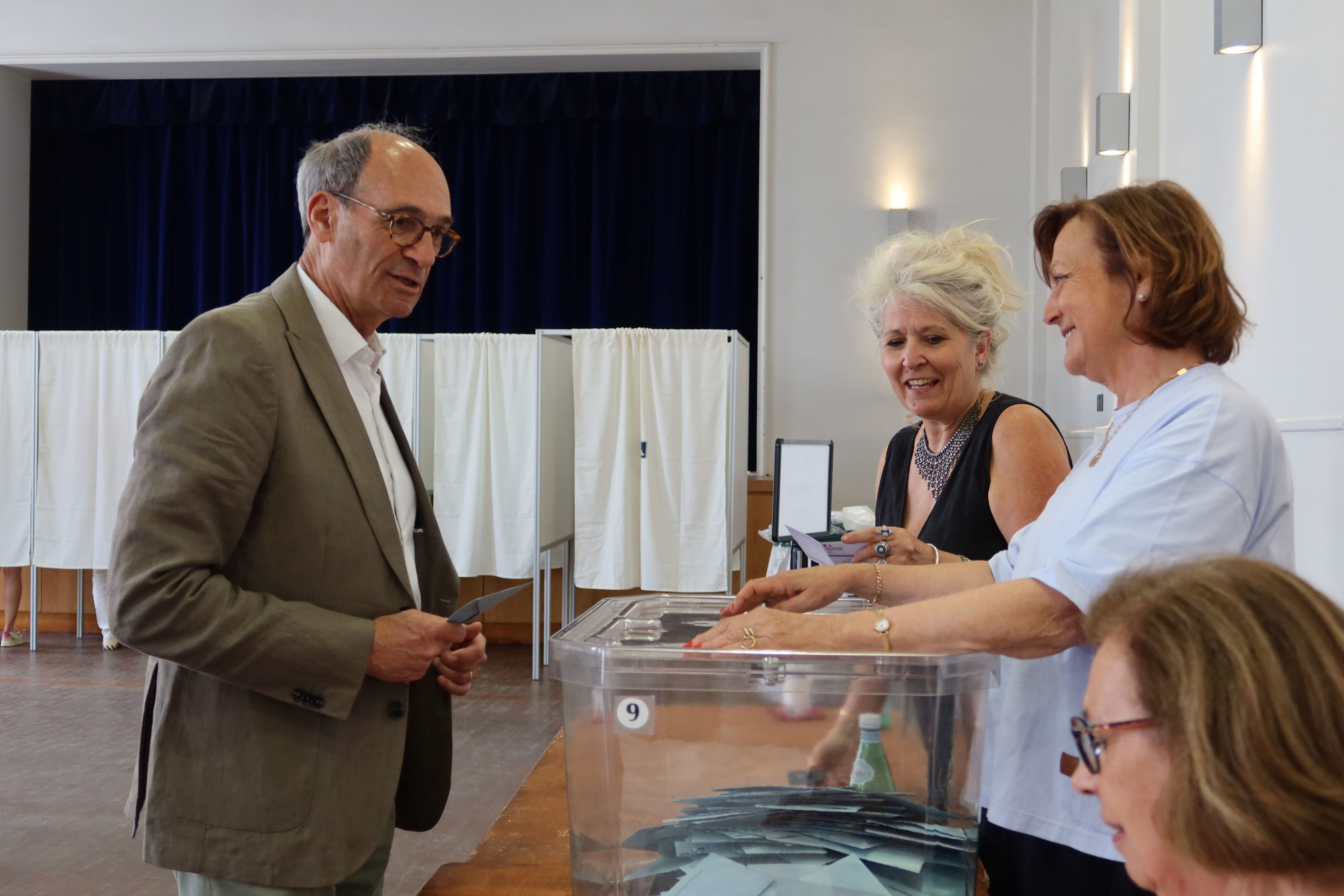 Chantilly (Oise), ce dimanche 30 juin. Éric Woerth, député sortant de la 4e circonscription de l'Oise est allé voter à Chantilly, dans le bureau de vote de l'espace Bouteiller. LP/Florent Heib