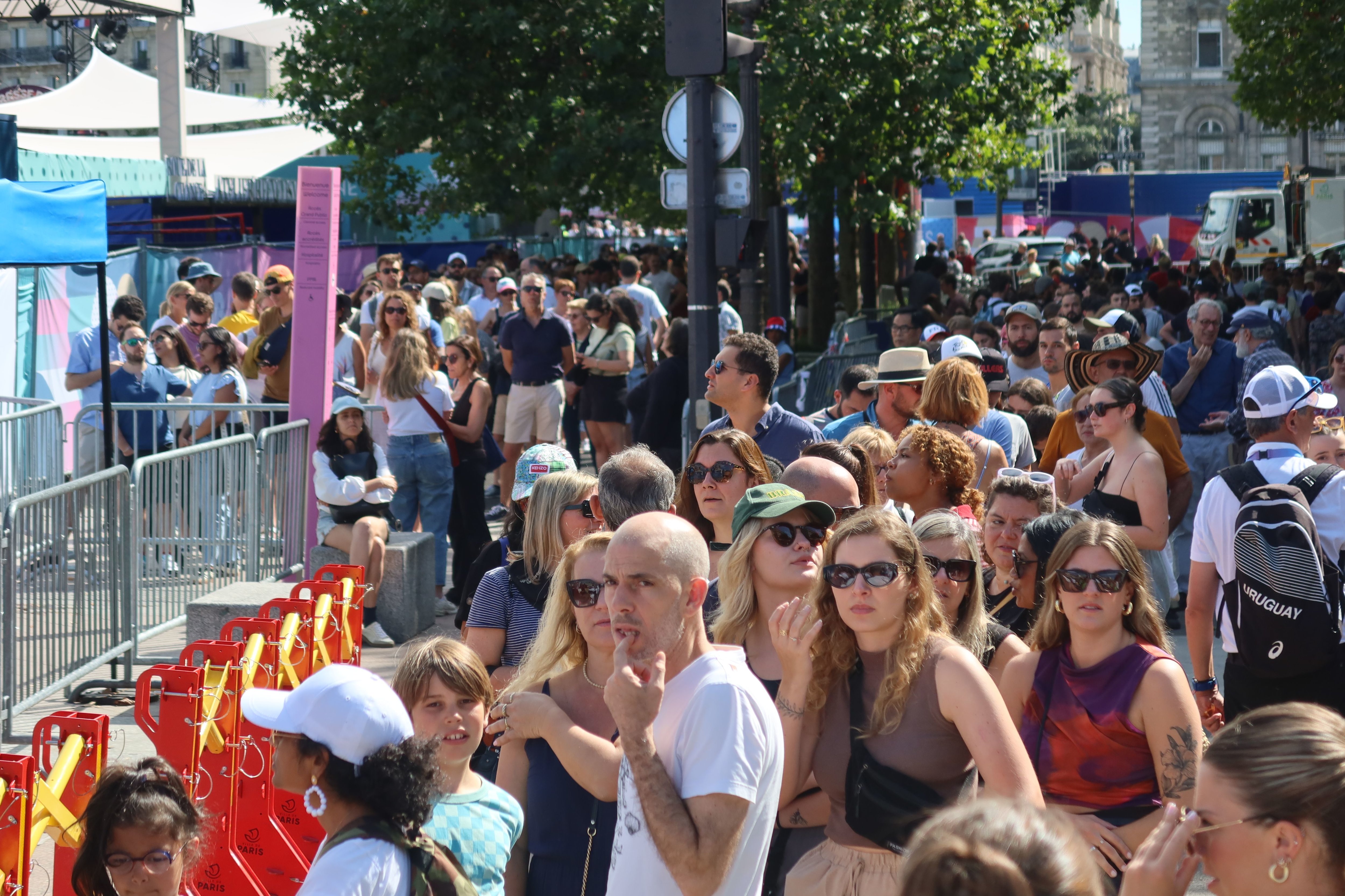 La foule se masse sur la Terrasse des Jeux, la fan-zone du parvis de l'Hôtel de Ville de Paris (IVe). LP/Florent Heib