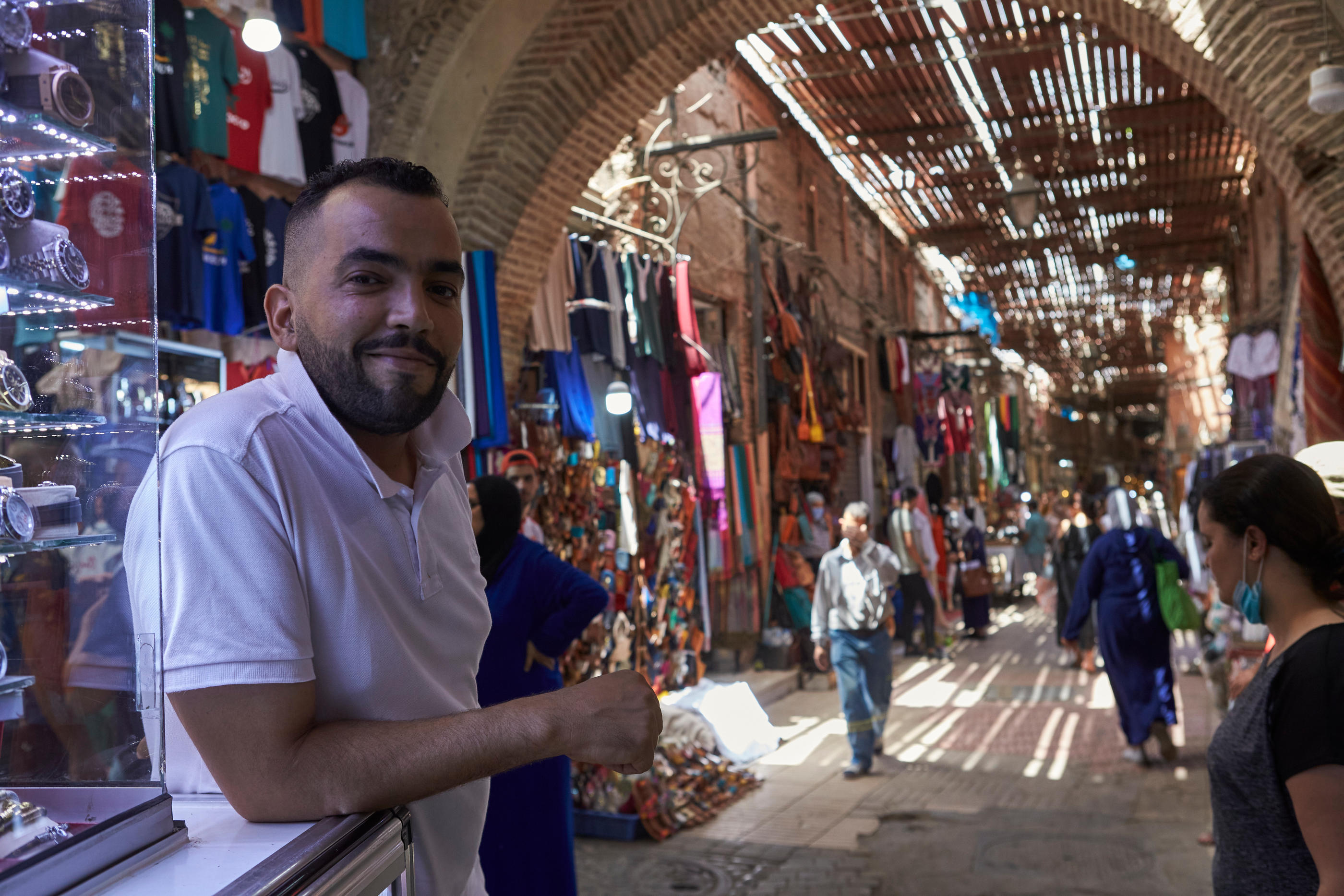 «C’est dur, ce sont nos meilleurs clients», regrette Hicham, marchand de fausses Rolex et de faux sacs Hermès, évoquant les touristes français. LP/Abdeljalil Bounhar