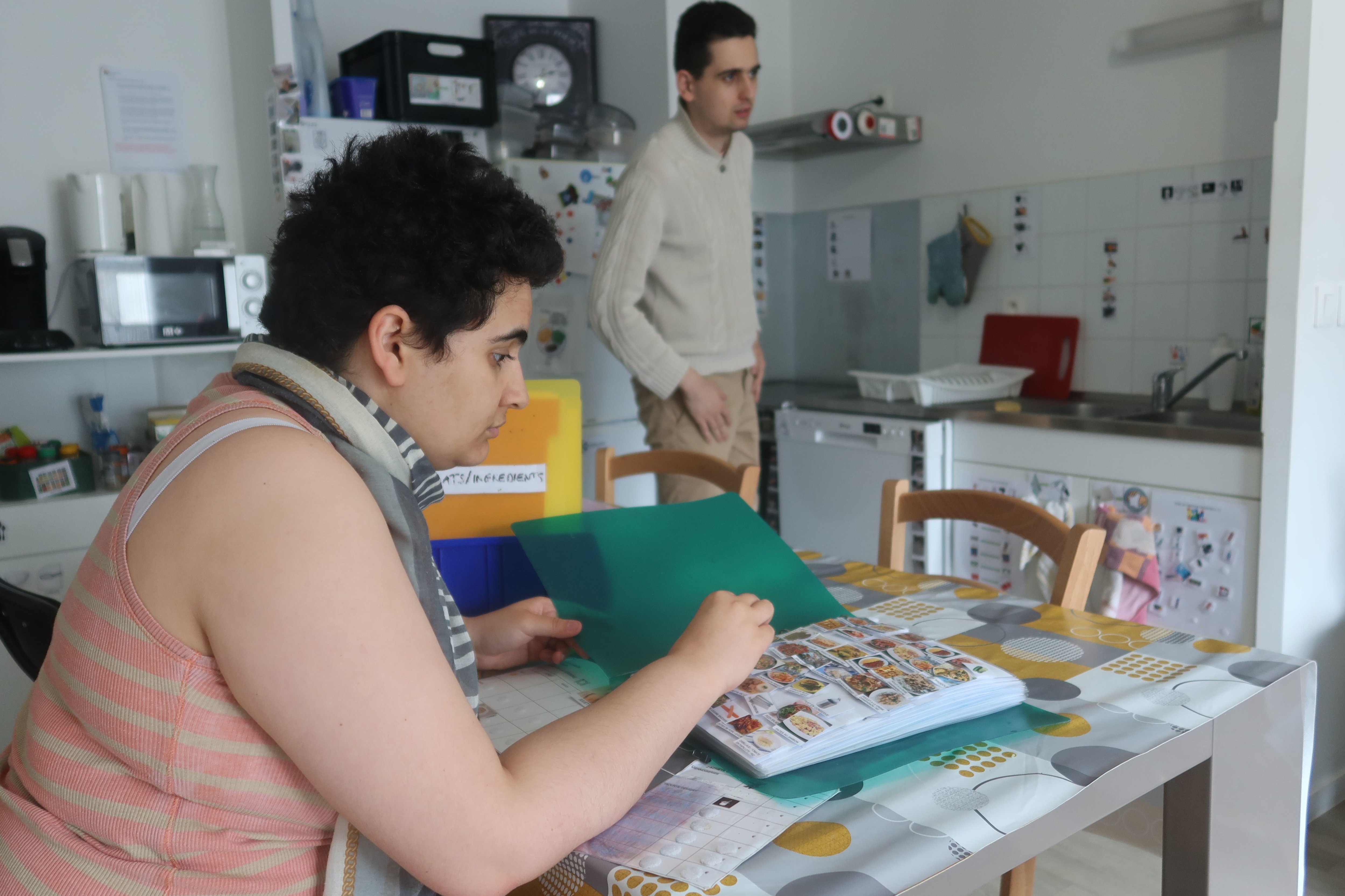 Margny-lès-Compiègne (Oise), le lundi 29 avril. Juliette, locataire au sein du logement inclusif de la Nouvelle Forge, prépare sa liste de courses. Florent Heib