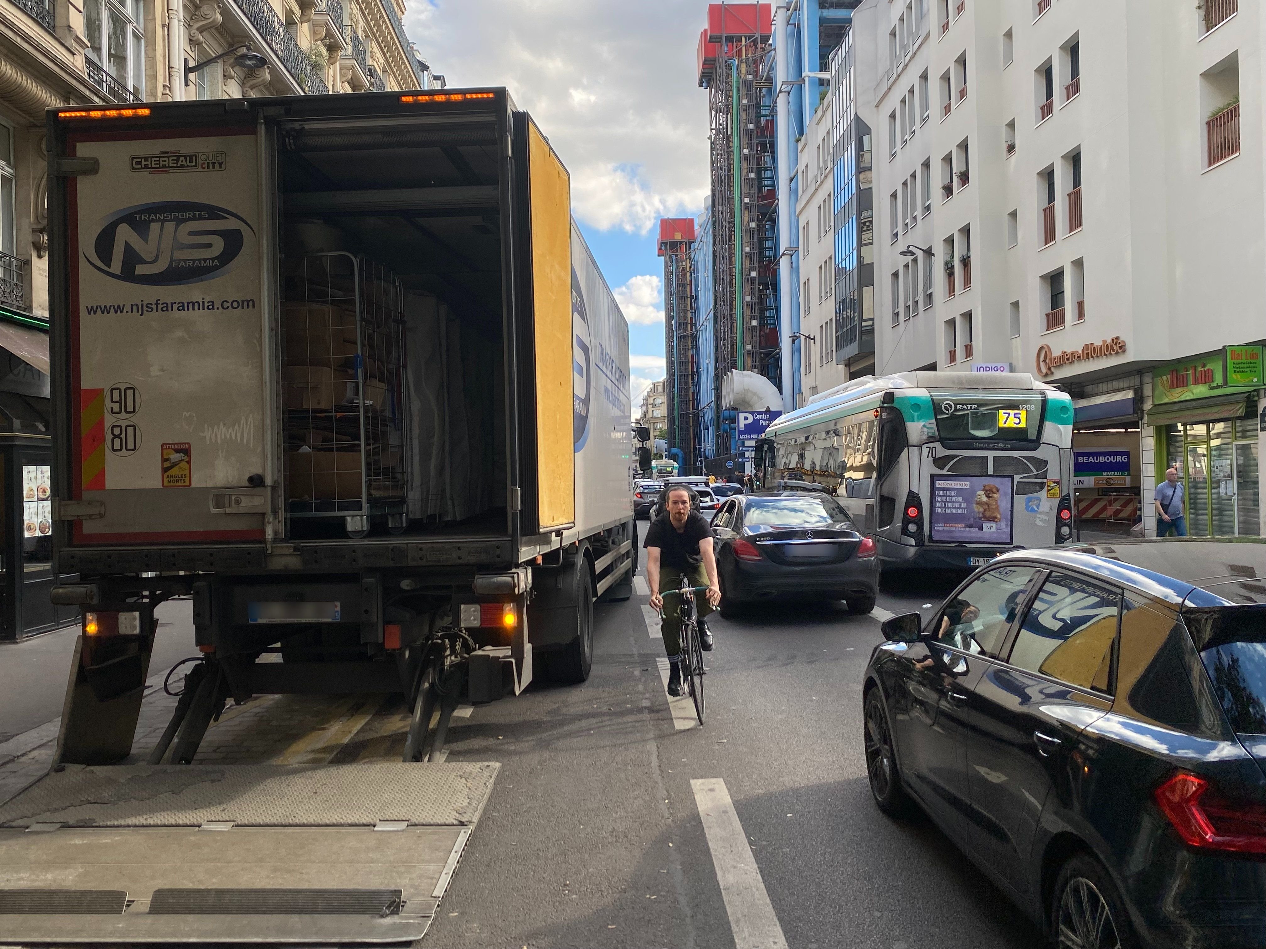 Paris (IIIe), ce mardi 11 juin. Les associations Respire et Clean Cities ont commandé une étude pour mesurer l'impact du transport logistique auprès des Parisiens. LP/Auguste Canier