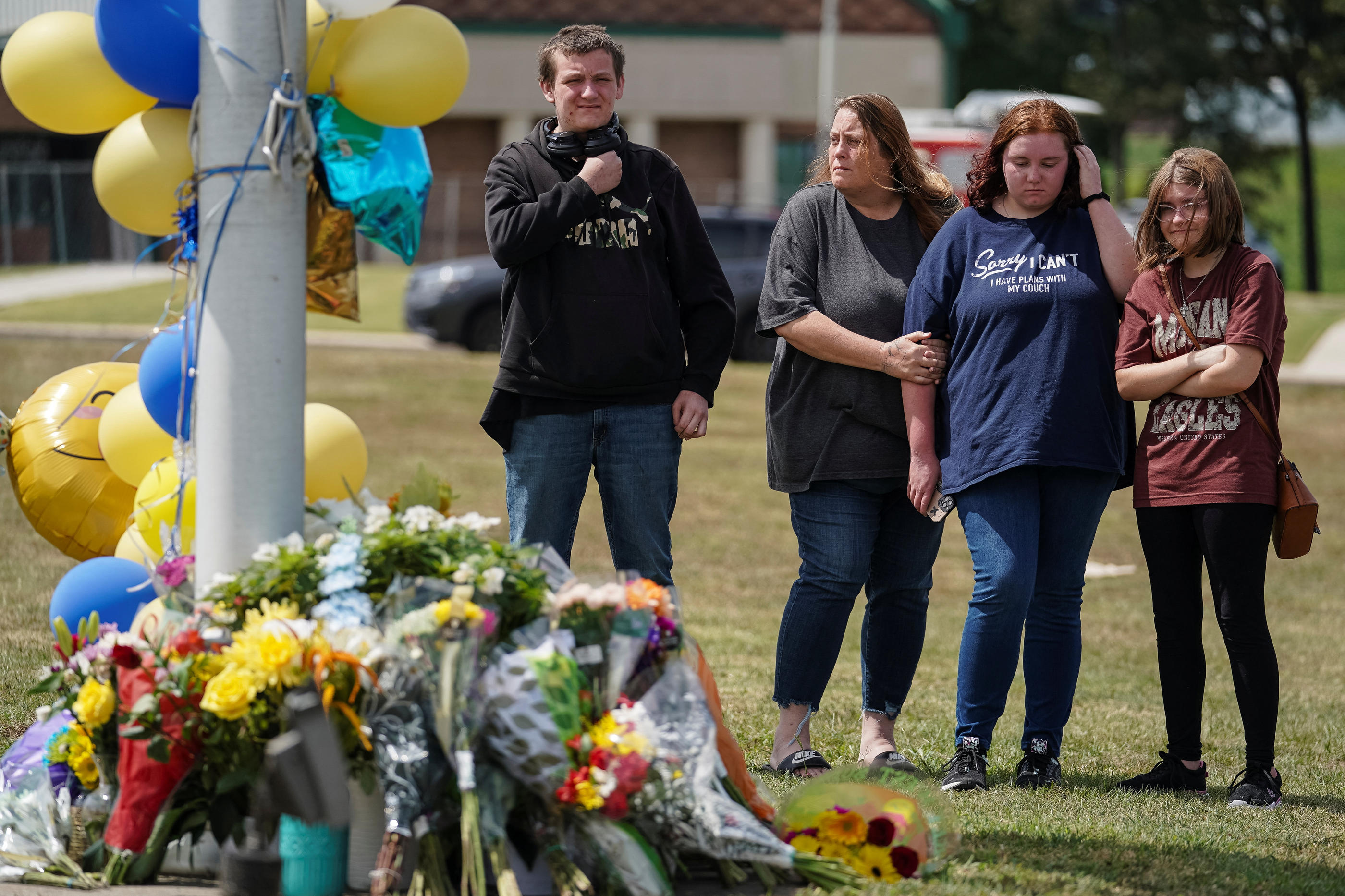 Les hommages se sont multipliés après la mort de deux élèves et deux professeurs dans un lycée de la ville de Winder mercredi. REUTERS/Elijah Nouvelage