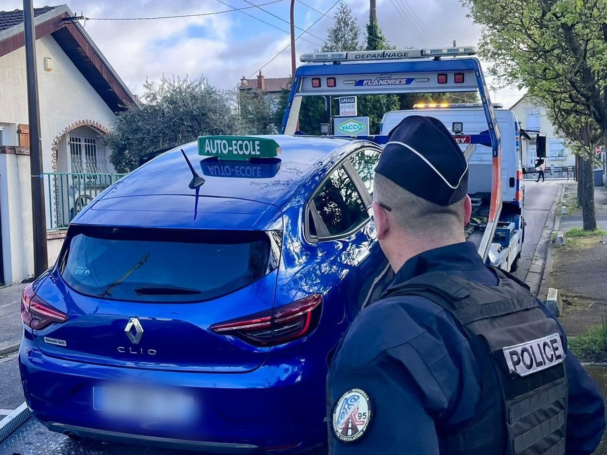 Lors du contrôle au centre d’examen du permis de conduire de Gonesse, cette voiture d'une auto-école a été placée à la fourrière pour défaut d'assurance. Préfecture du Val-d'Oise.