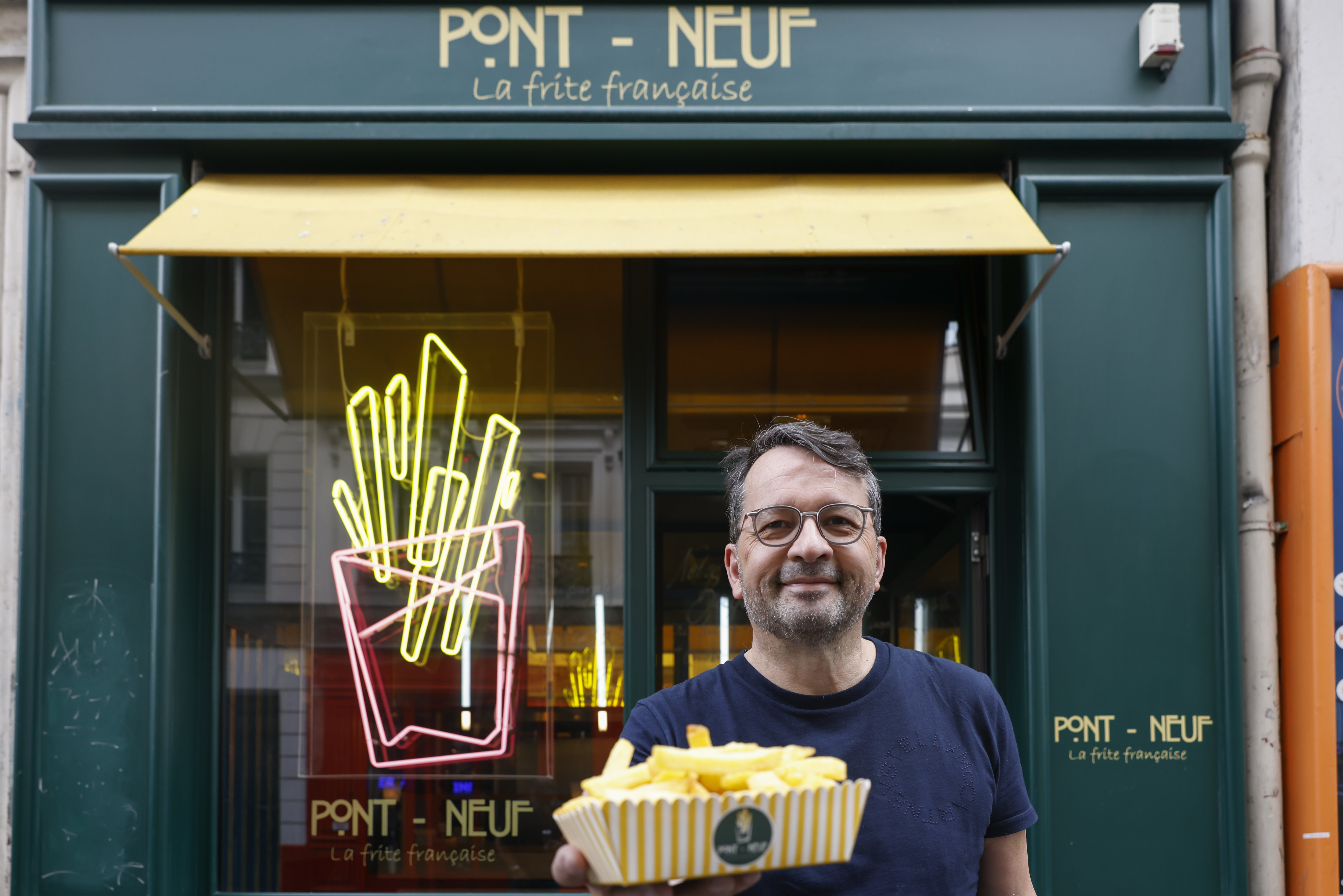 Jean-Paul Lubot, fondateur de l’enseigne «Pont-Neuf, la frite française», qui se trouve à quelques encablures du véritable lieu de naissance de la frite. LP / Olivier Corsan