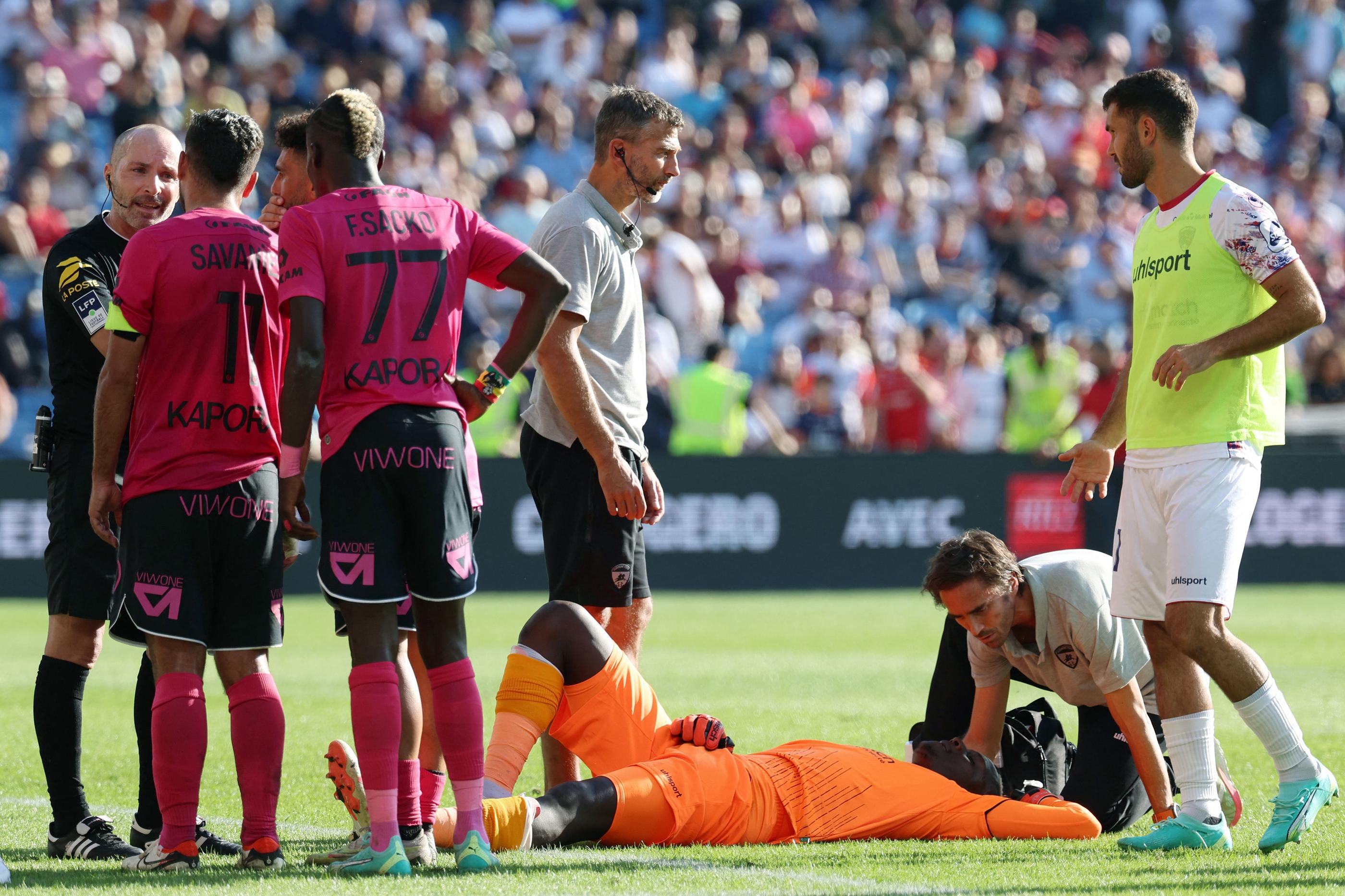 Le 8 octobre 2023, un pétard avait explosé près de Mory Diaw (à terre), entraînant l'arrêt du match Montpellier-Clermont (Photo Pascal GUYOT / AFP)