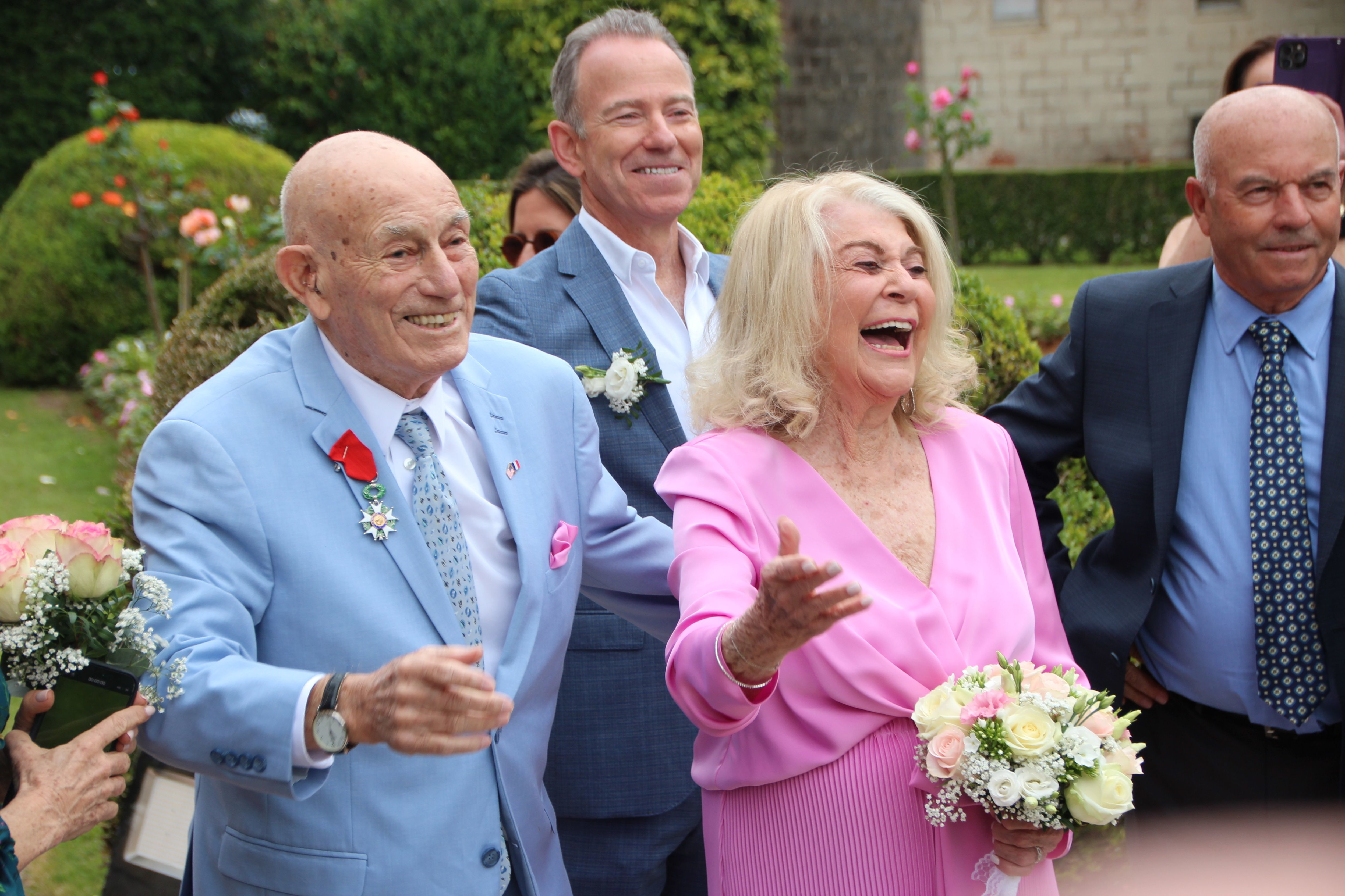 Carentan-les-Marais (Manche), ce samedi 8 juin. Le vétéran américain Harold Terens et Jeanne Swerlin ont démontré qu'on peut «transformer des souvenirs terribles en un jour de folie».