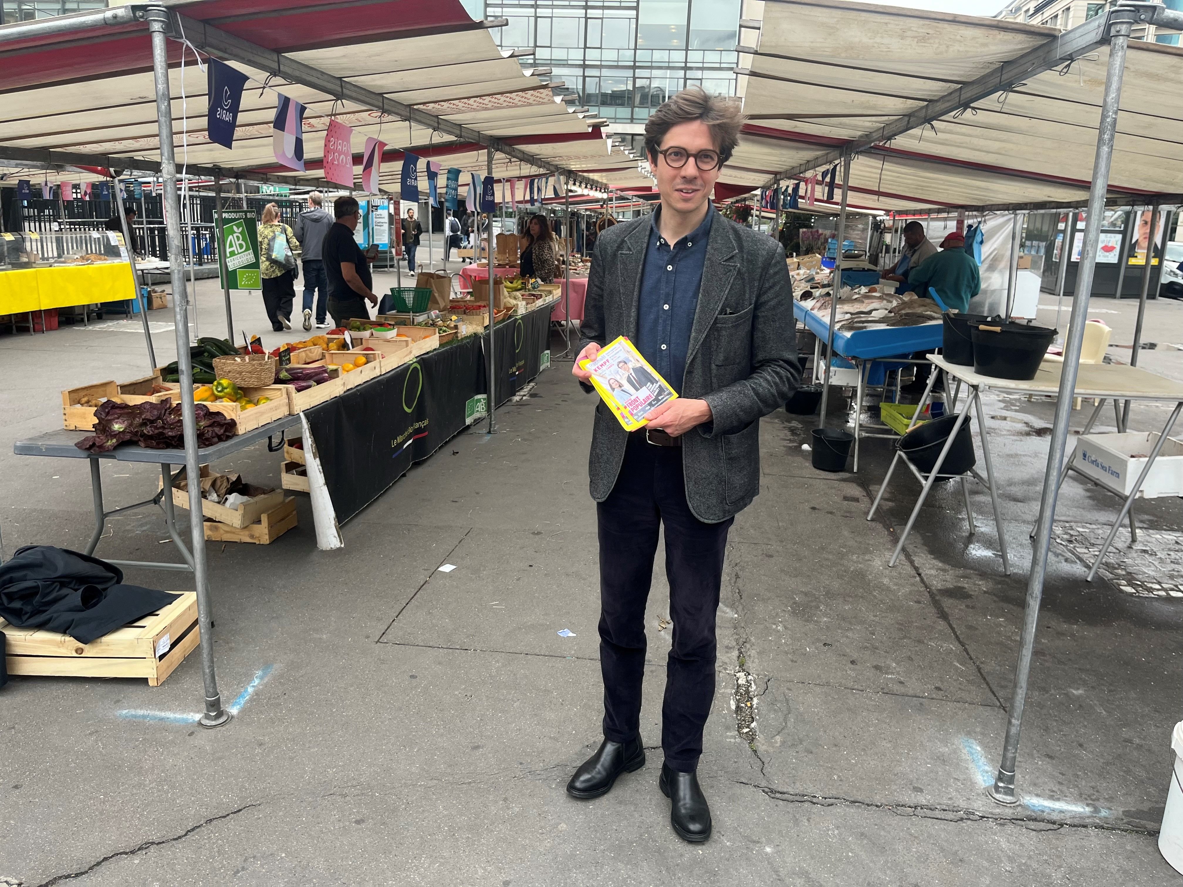 Paris (IIe), ce mardi 25 juin. L'avocat engagé Raphaël Kempf, investi par LFI dans la 1re circonscription, a reçu le soutien de Marine Tondelier (les Écologistes) pour sa première distribution de tracts. LP/Elie Julien