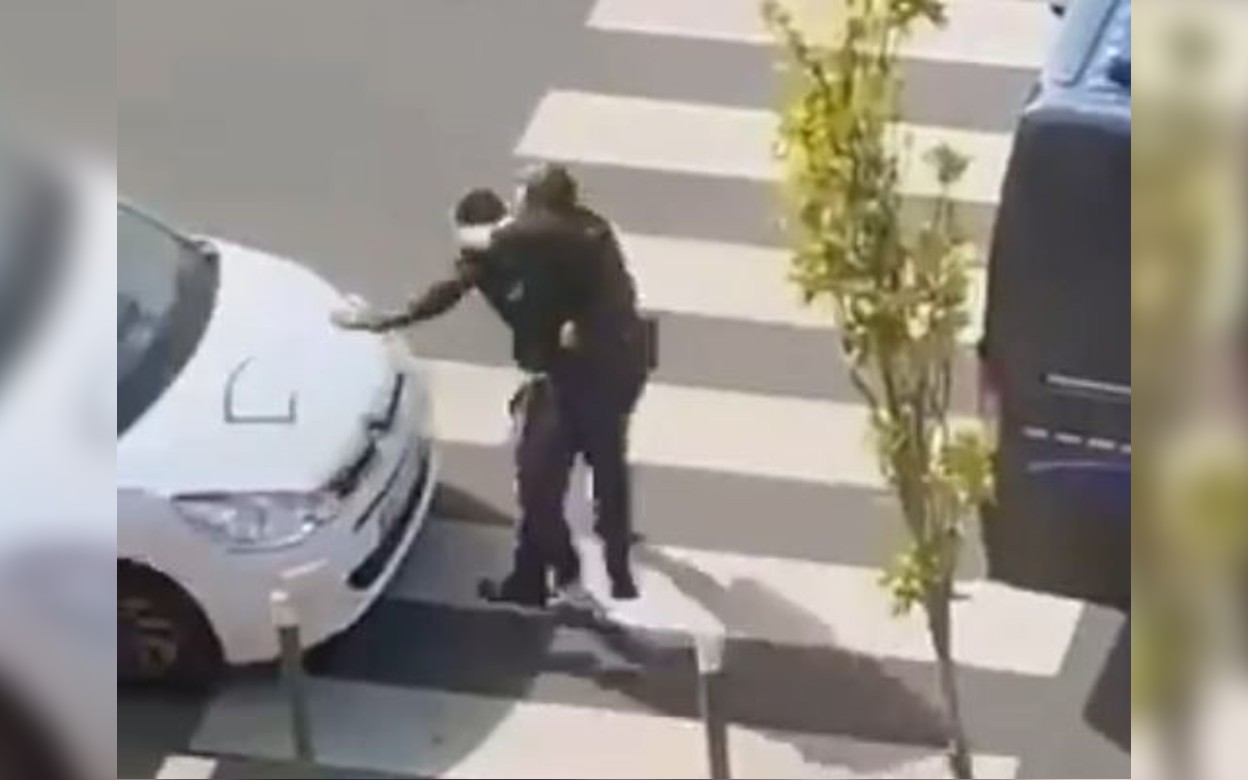 Épinay-sous-Sénart (Essonne), ce lundi 17 juin. Mamadou Bathily, conseiller municipal, aux prises avec un policier juste avant son interpellation. DR