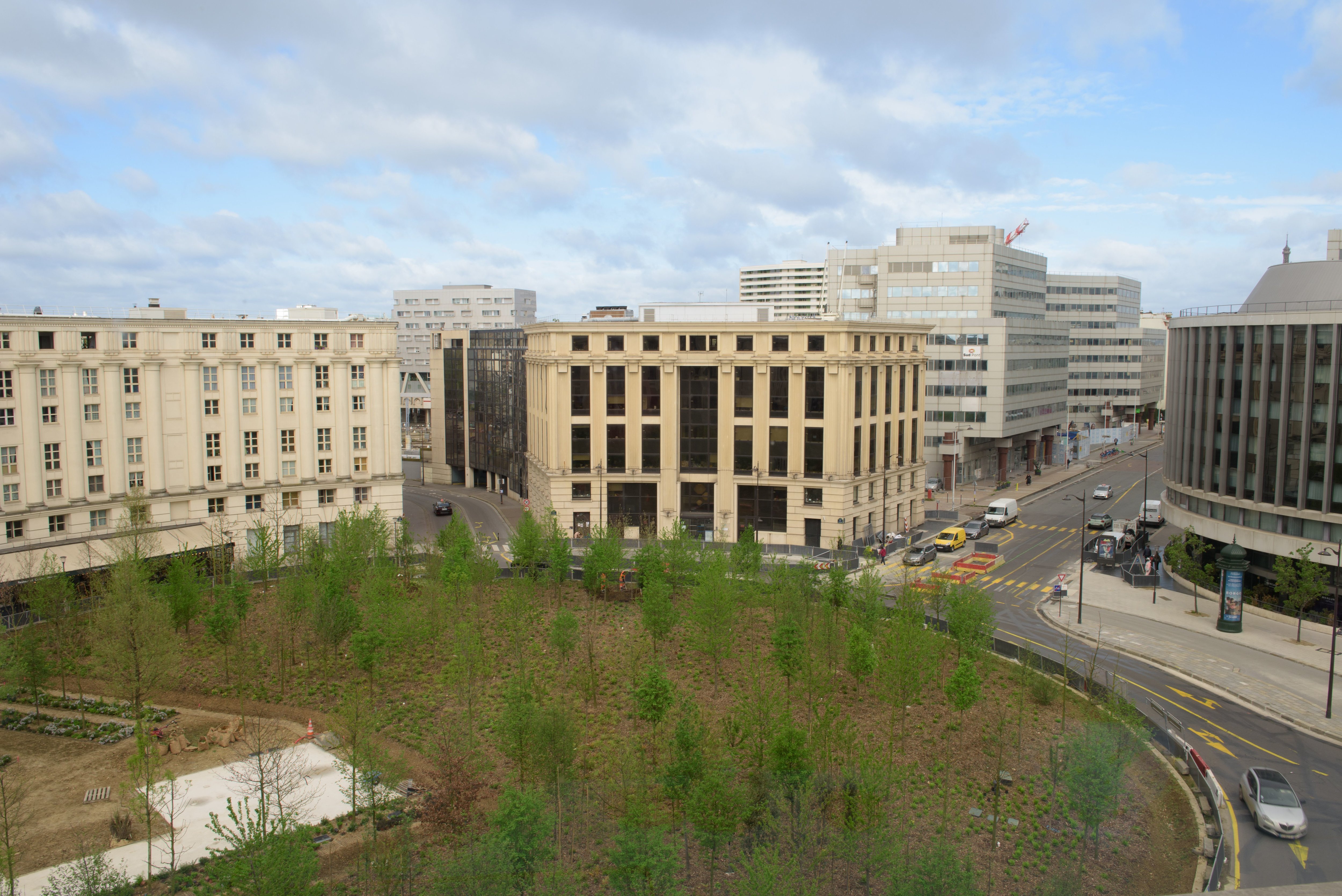 Paris (XIVe), mardi 9 avril. La création de forêts urbaines était une mesure phare de la campagne d’Anne Hidalgo. La première est sortie de terre place de Catalogne. LP/Amélie Dibon