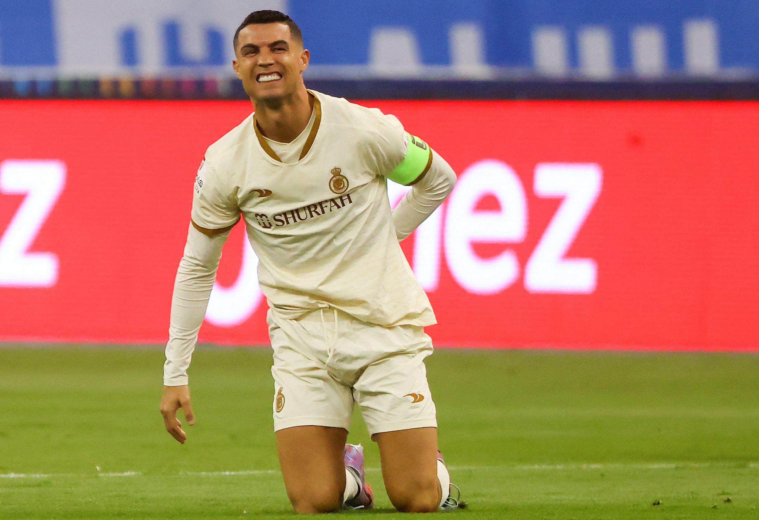 Cristiano Ronaldo, ici en championnat, n'a pas réussi à marquer avec sa formation d'Al Nasr ce lundi en demi-finale de la Coupe du Roi Fahd malgré une supériorité numérique de 40 minutes.  
Photo AFP/Fayez Nureldine