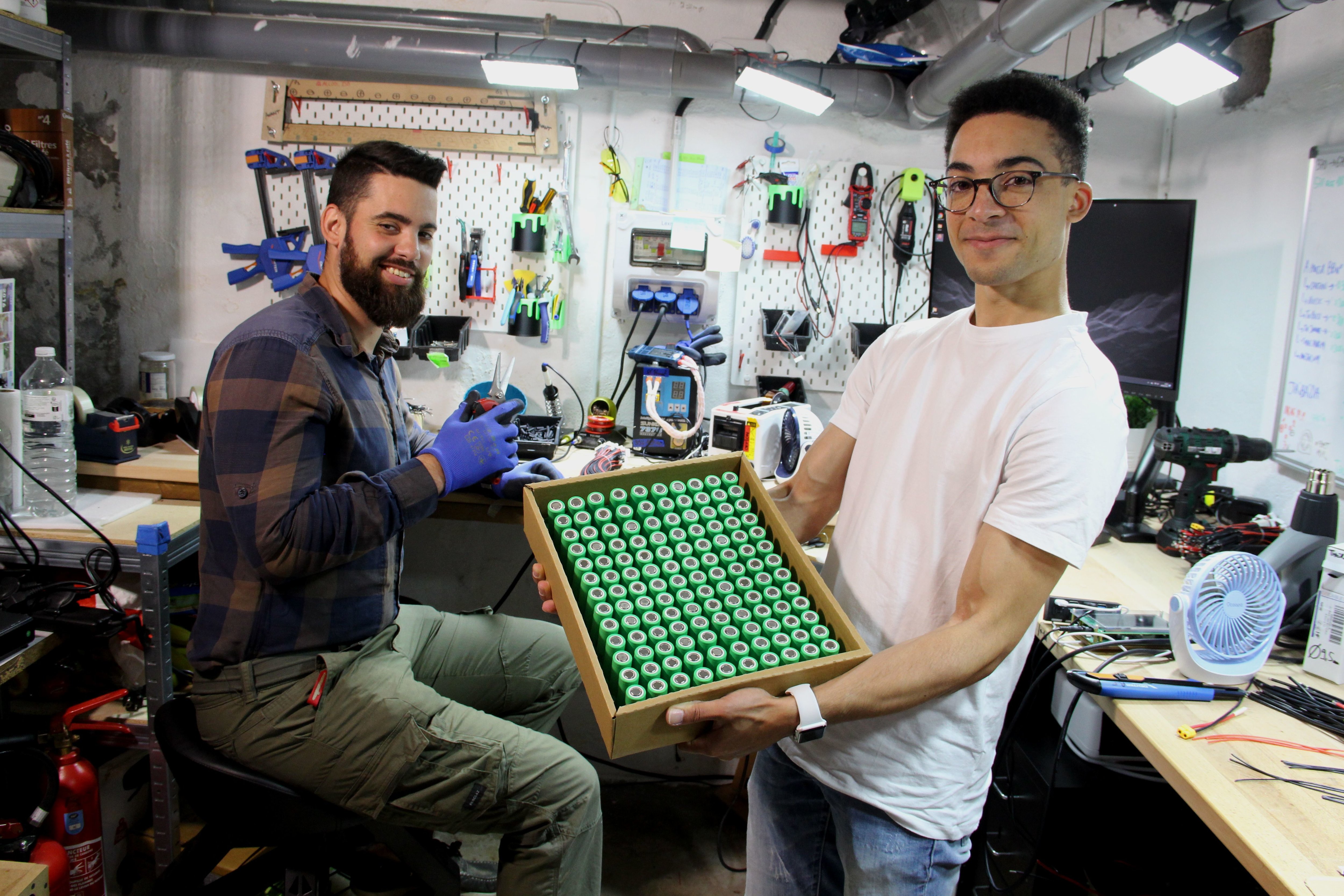 François Ramsayer (à gauche) et Yann Morin (à droite), fondateur de Batterie Lithium Conception, dans le garage du chef d'entreprise à Brest (Finistère). LP/Nora Moreau