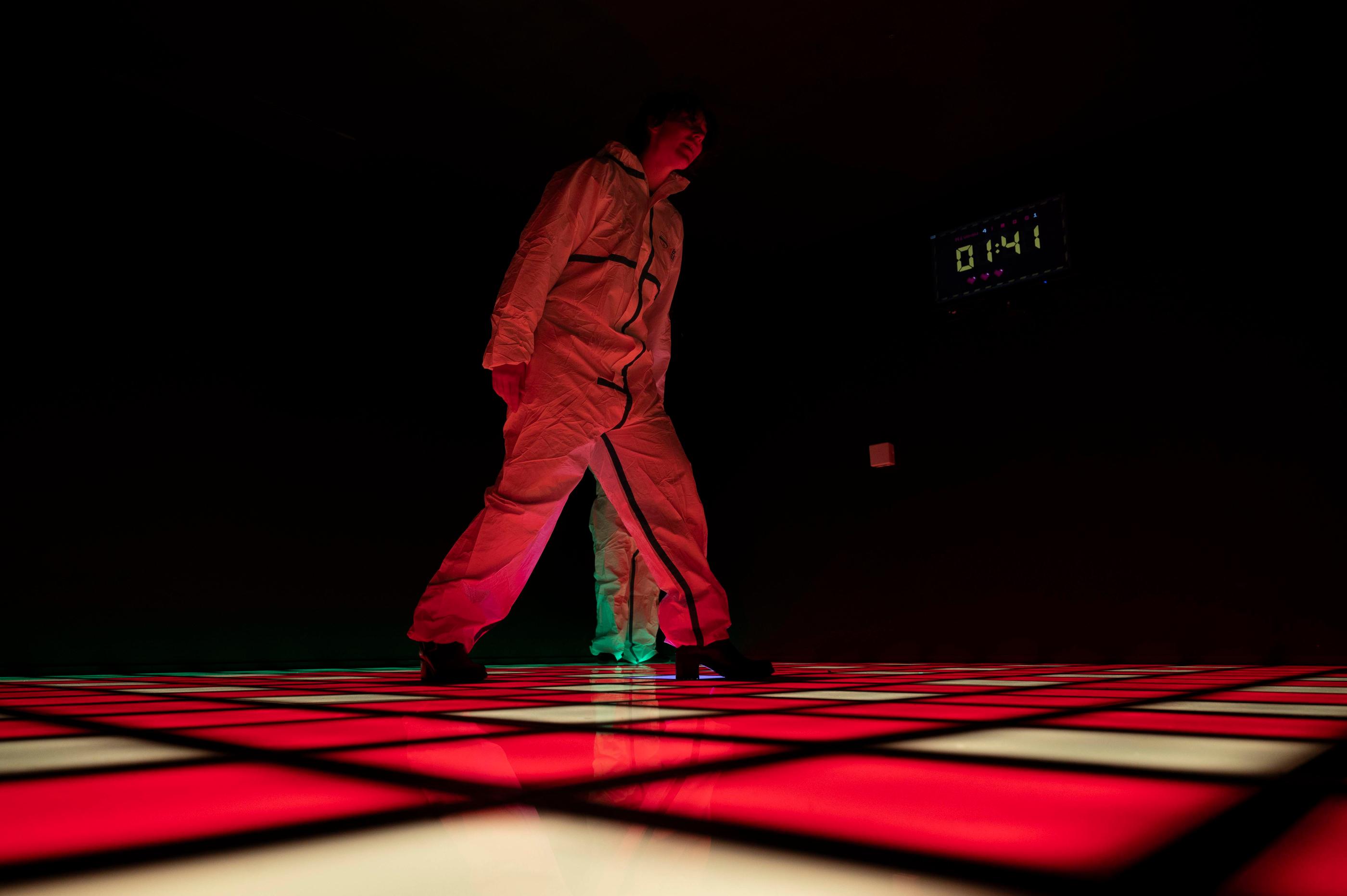 Dans la 4e salle de Bomb Squad, il faut circuler sur un sol de dalles lumineuses aux couleurs changeantes, en évitant soigneusement les rouges. Bomb Squad/Claire Demoute
