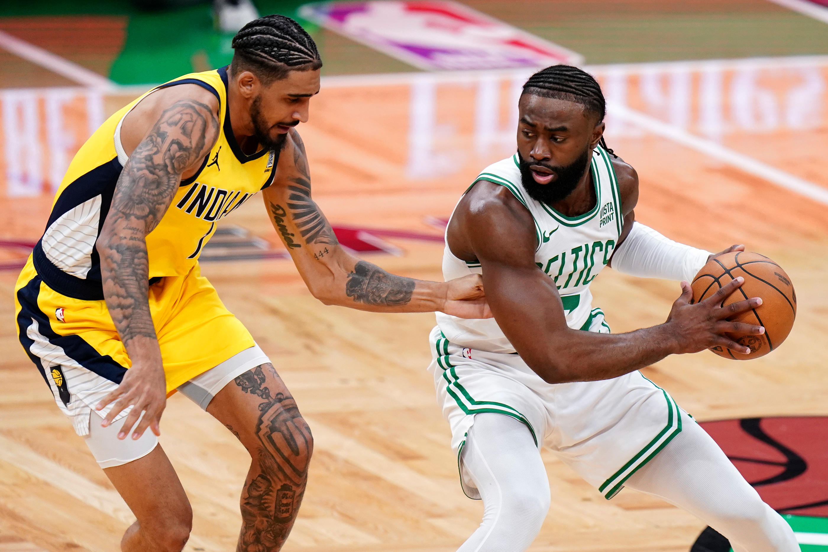 Jaylen Brown (en blanc) héros d'un soir en réussissant un panier décisif à la toute fin du temps règlementaire, avec Boston face à Obi Toppin et Indiana. Icon Sport / David Butler II-USA TODAY Sports/Sipa USA