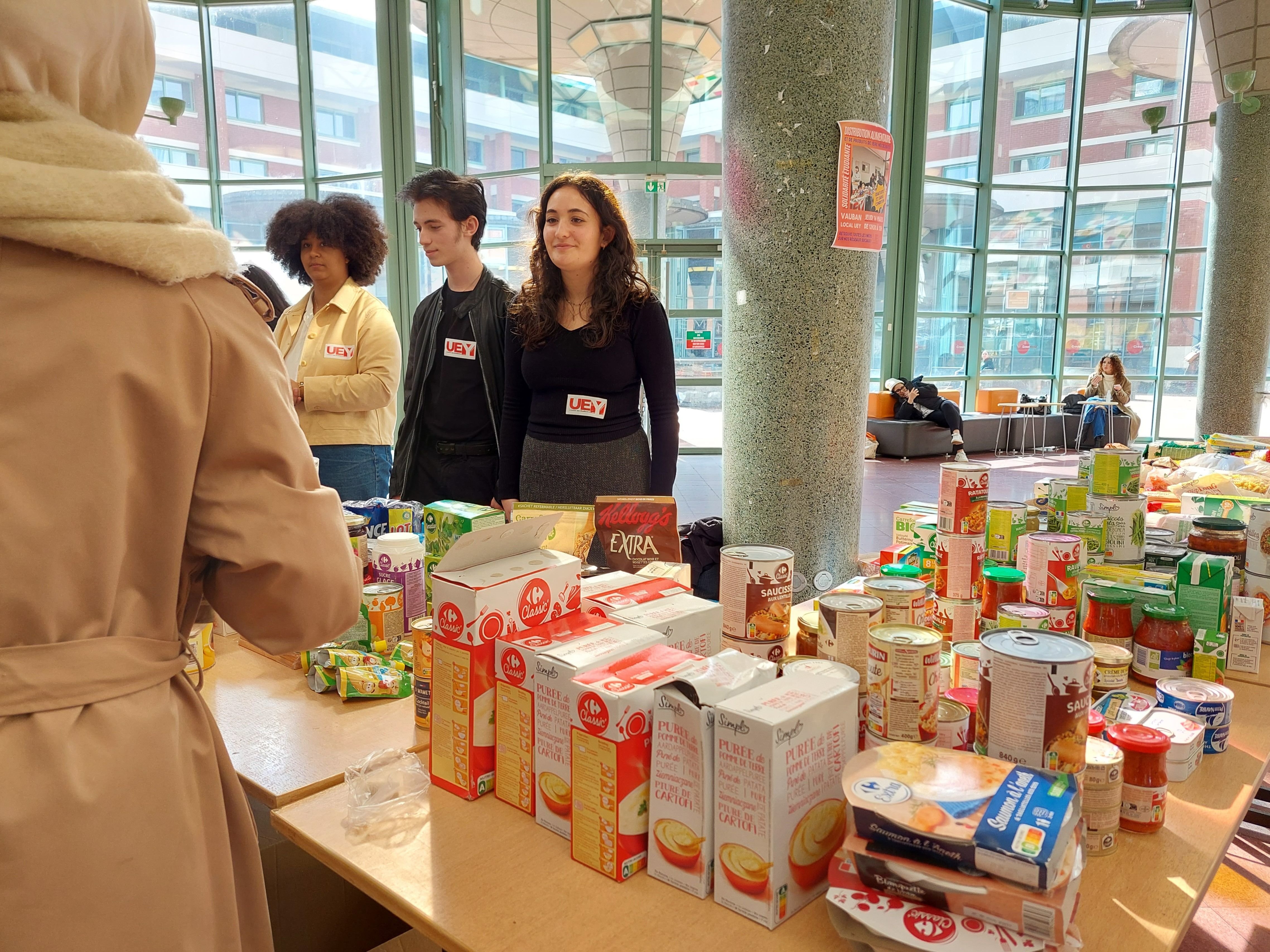 Guyancourt (Yvelines), jeudi 14 mars. L’Union des étudiant.e.s des Yvelines (UEY) organise des distributions alimentaires gratuites à destination de tous les étudiants de l'université de Versailles St-Quentin-en-Yvelines (UVSQ). LP/Virginie Wéber