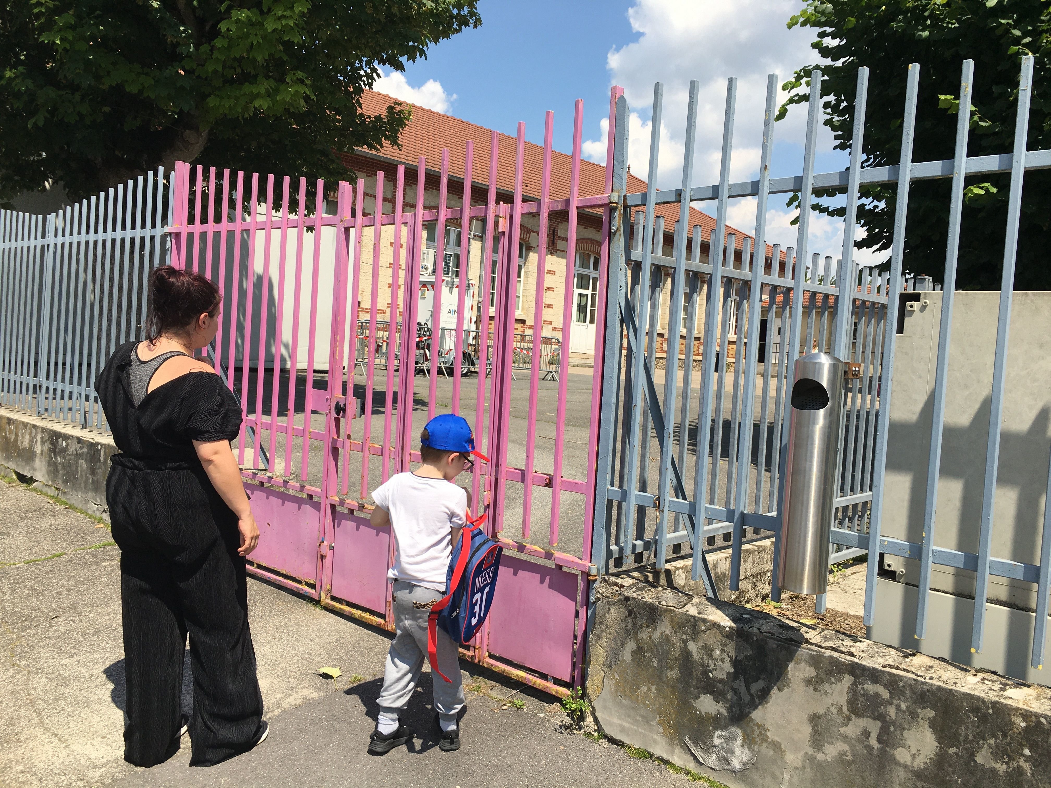 Fère-Champenoise, ce jeudi. Kylian, 6 ans, avait hâte de retrouver ses camarades de classe. Émilie, sa maman, affichait quant à elle une certaine prudence. LP/Marie Blanchardon