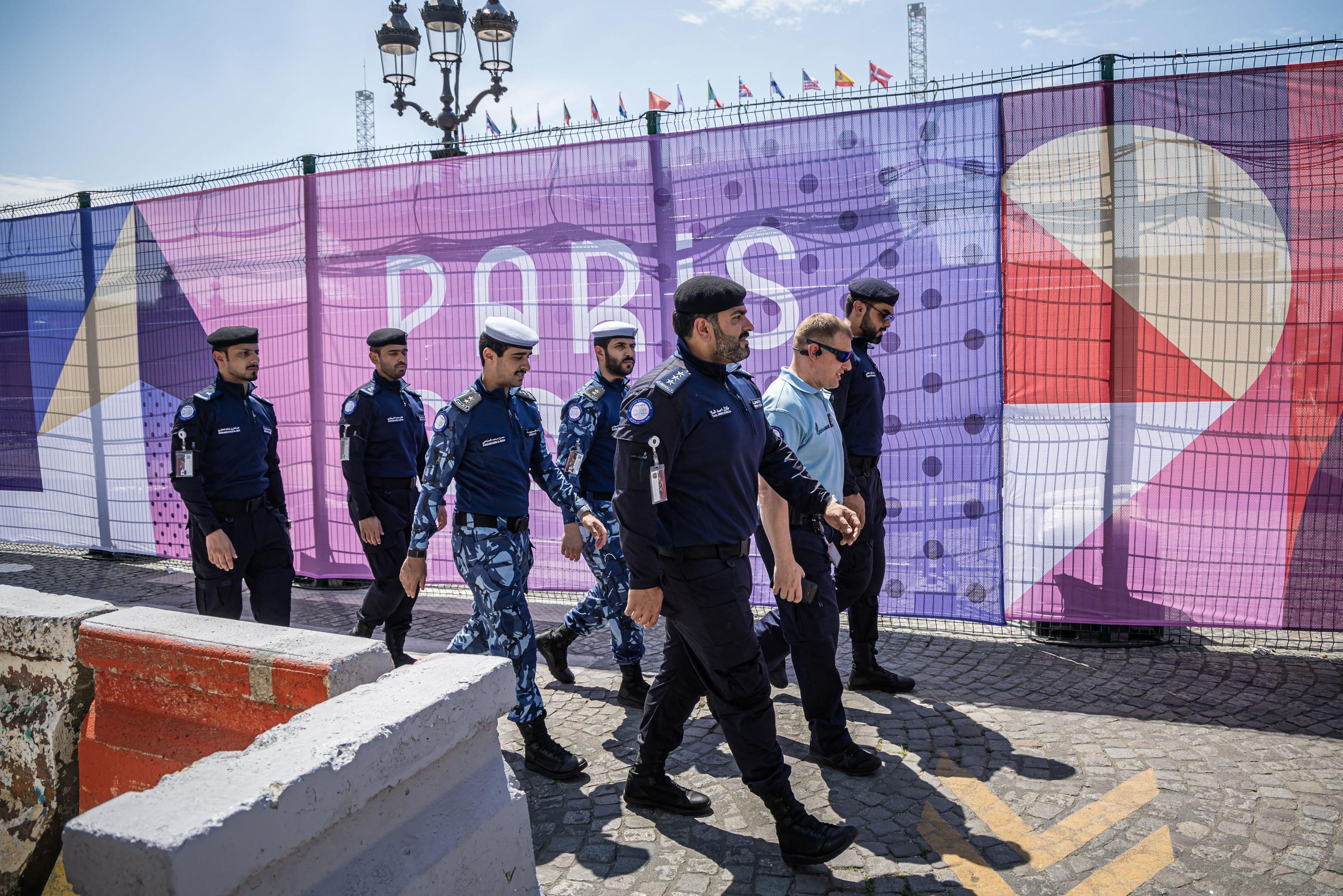 Les représentants qataris inspectent un site des Jeux olympiques à Paris avec un gendarme. MaxPPP/Christophe Petit Tesson