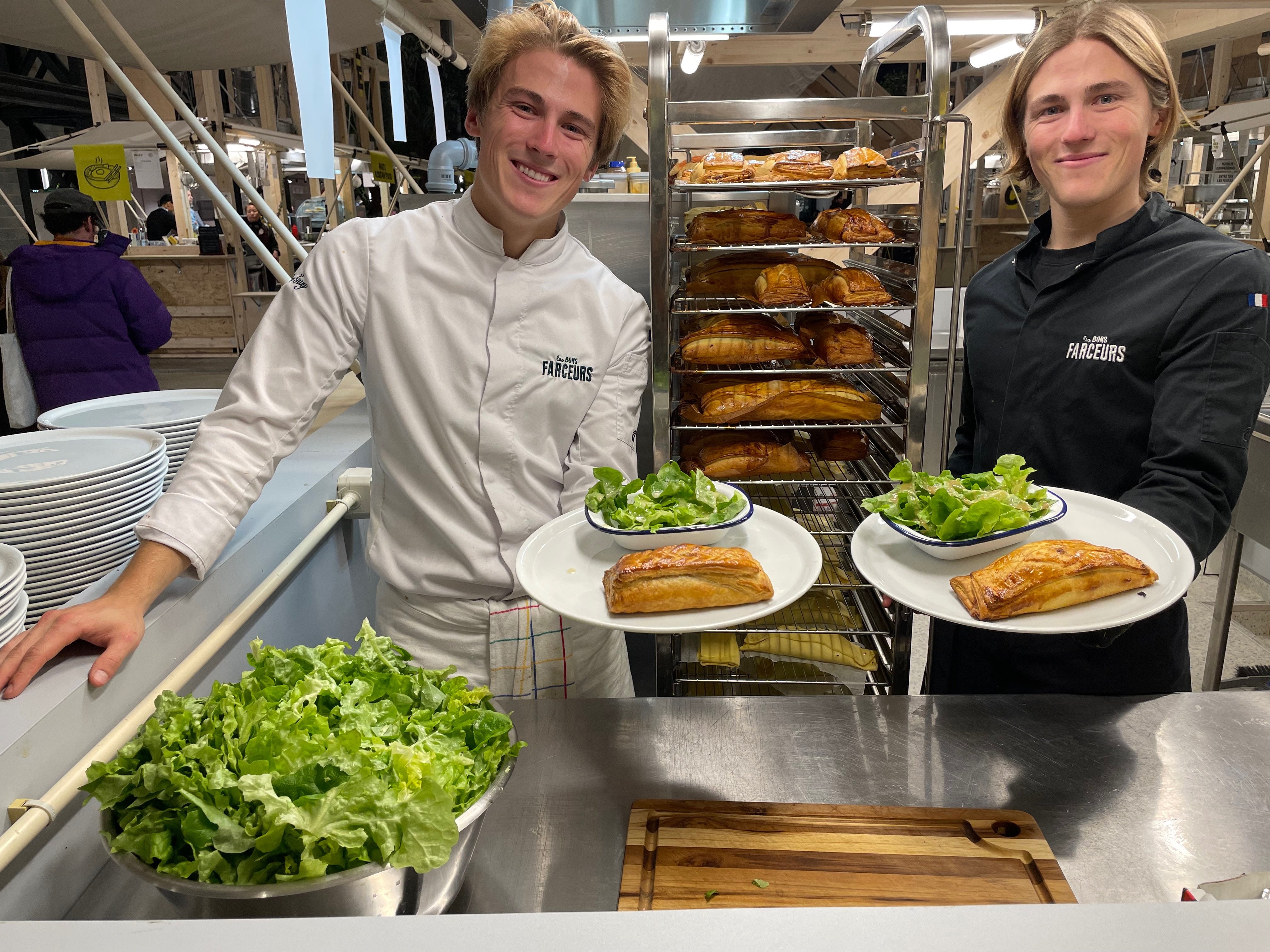 Saint-Ouen (Seine-Saint-Denis), le 16 février. Arthur (à gauche) et son frère jumeau Ellyot (à droite) ont l’esprit entrepreneurial et la passion pour la cuisine en commun. LP/Christine Henry