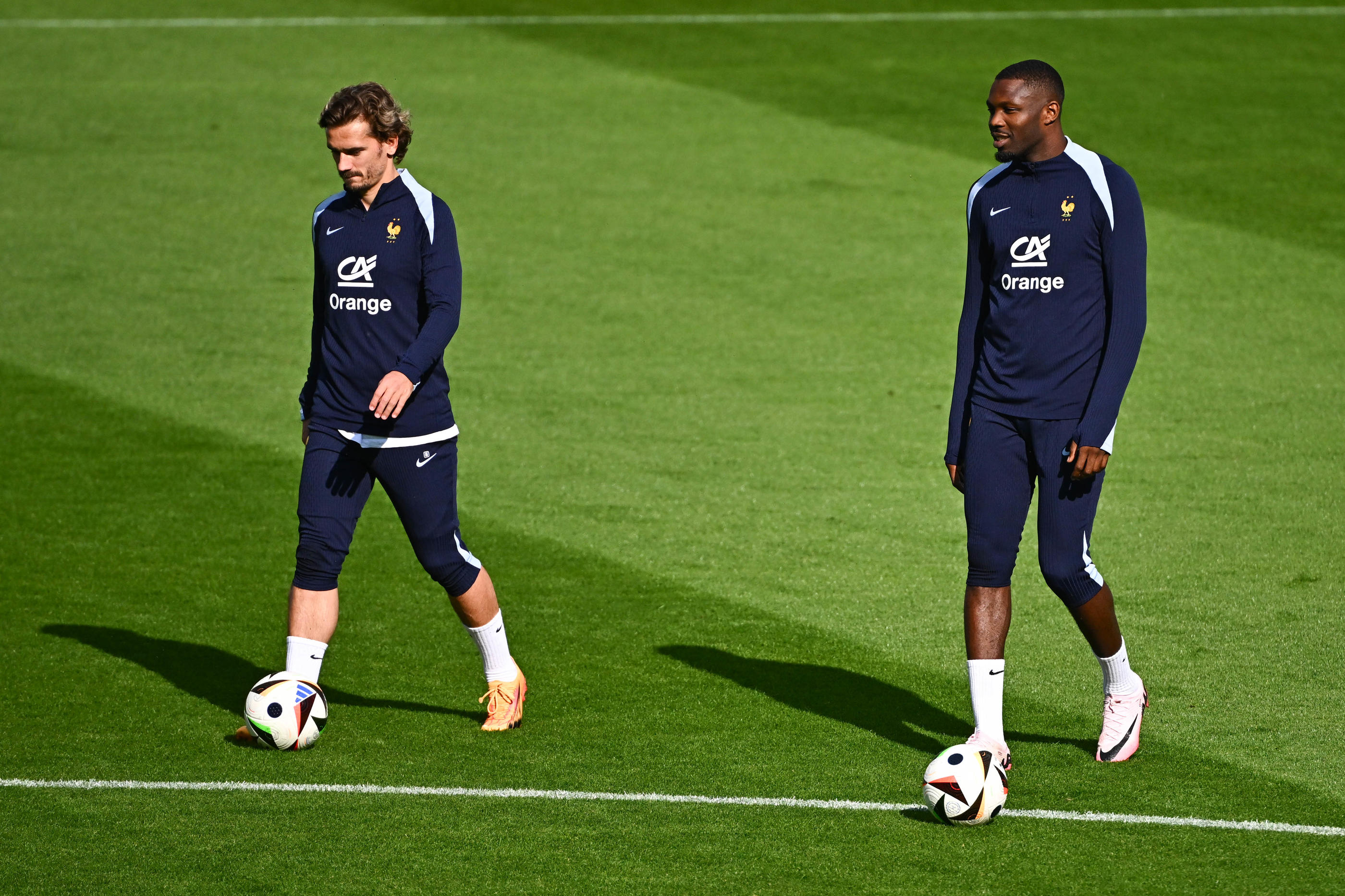 Antoine Griezmann devrait être chargé d'alimenter le duo d'attaquants, composé de l'incontournable Kylian Mbappé et de Marcus Thuram (à droite), toujours en quête d'un premier but dans cet Euro. Icon Sport/Anthony Dibon