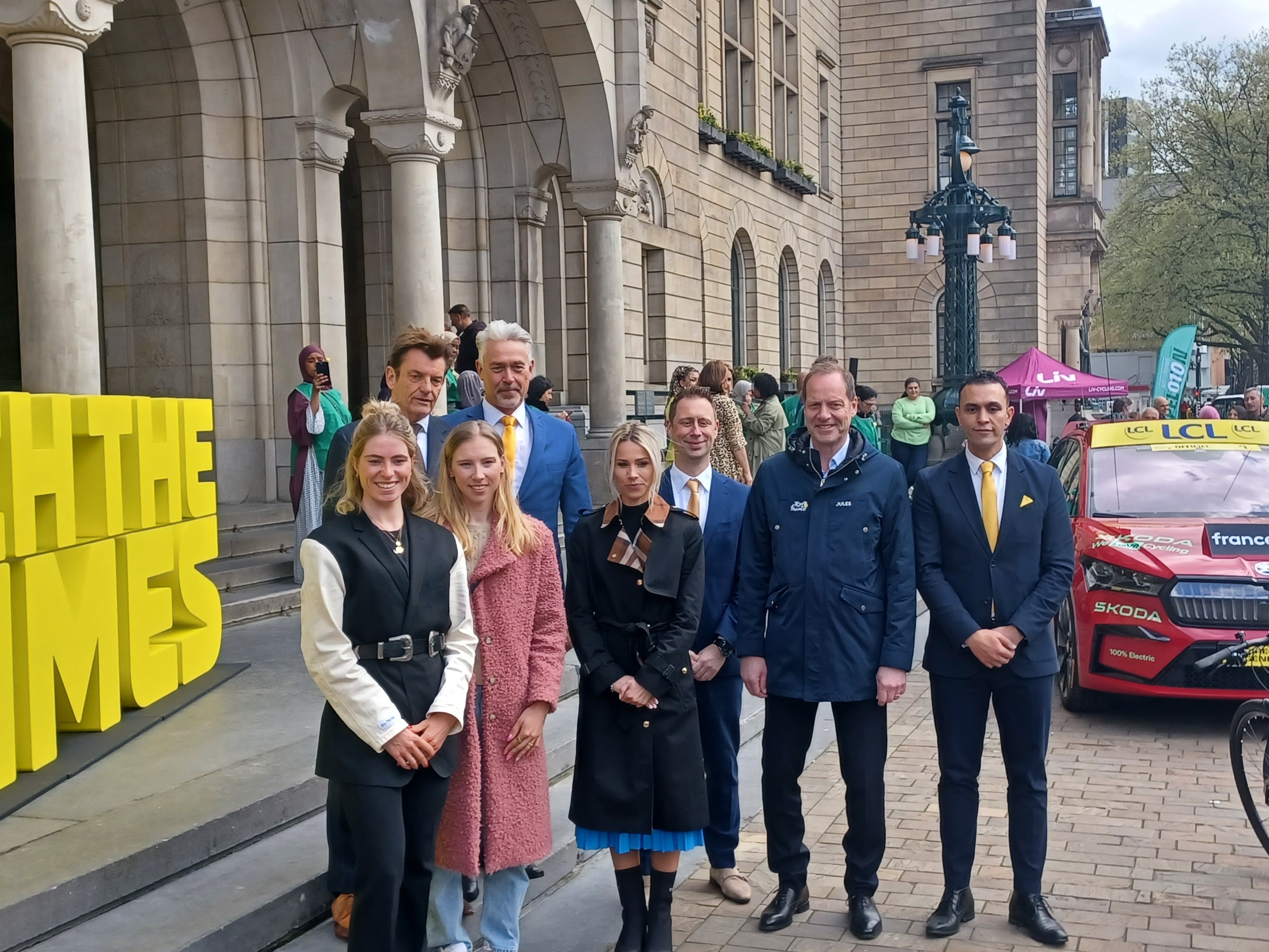 Marion Rousse et Christian Prudhomme accompagnaient notamment les coureuses néerlandaises Demi Vollering et Lorena Wiebes, ce jeudi à Rotterdam. LP/Christophe Bérard