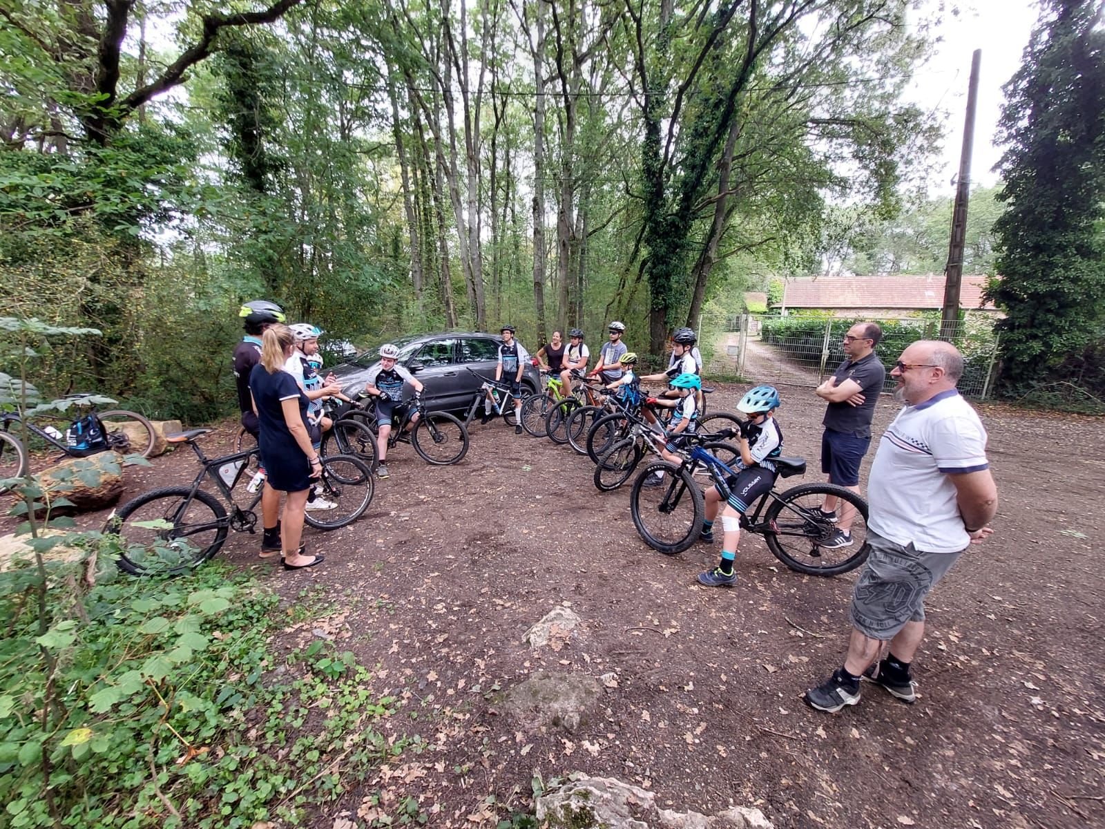 Elancourt, le 16 septembre. Les jeunes licenciés du Vélo Club Elancourt Team Voussert sont prêts pour assister au test event de VTT. LP/Stéphane Corby