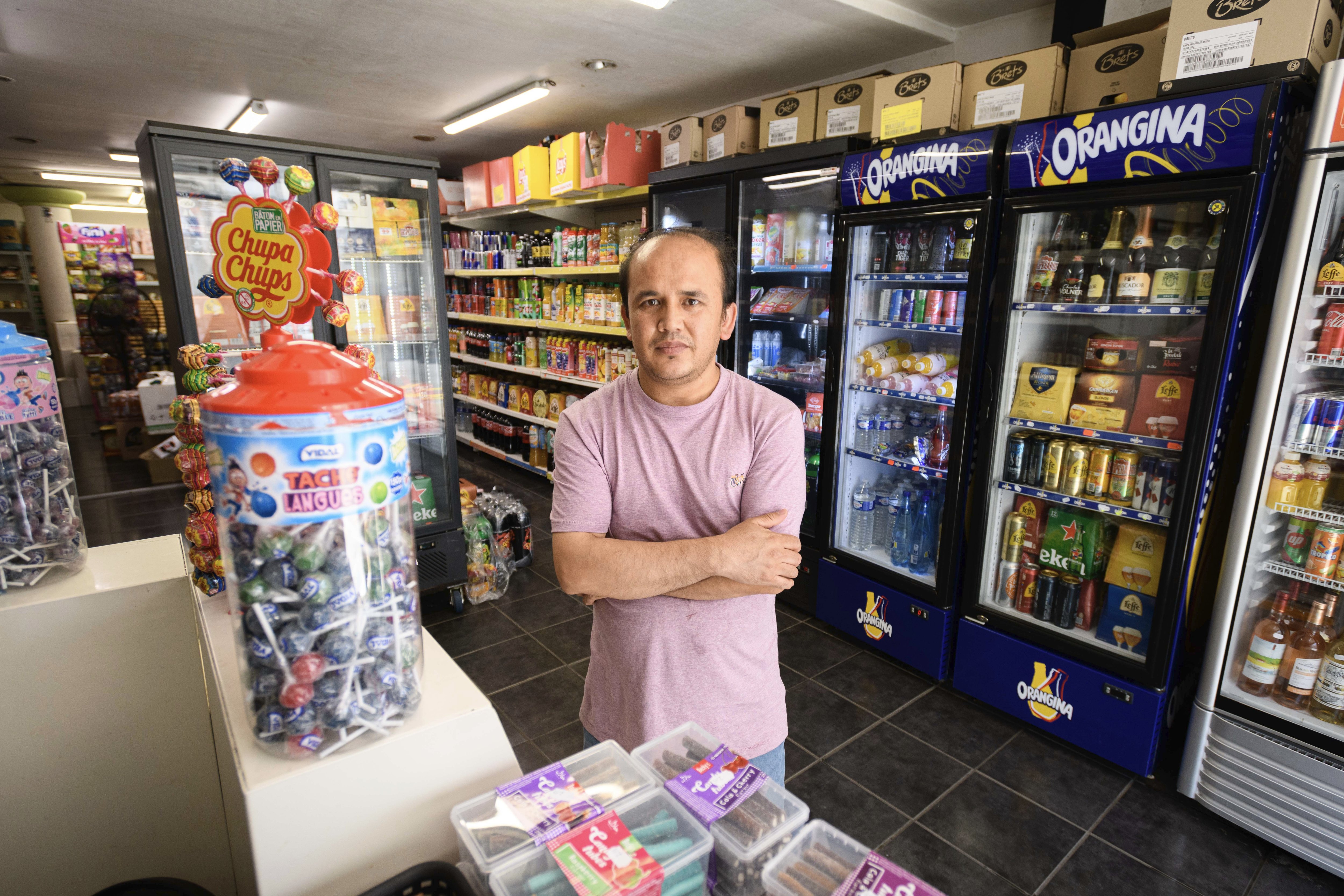 Nik Mohamad Habibrahman, propriétaire d'une épicerie à Niort (Deux-Sèvres), dénonce l'arrêté obligeant les commerces de détail alimentaire à fermer de 21 heures à 7 heures du matin, du mercredi au dimanche. LP/Fabien Paillot