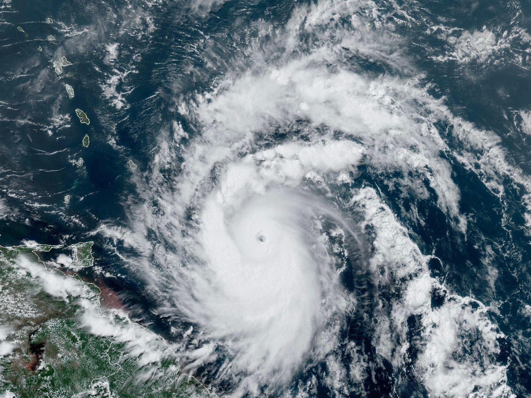 Inhabituellement précoce, l'ouragan évolue actuellement dans l'océan Atlantique à environ 175 kilomètres au sud-est de la Barbade. HANDOUT / NOAA/GOES / AFP