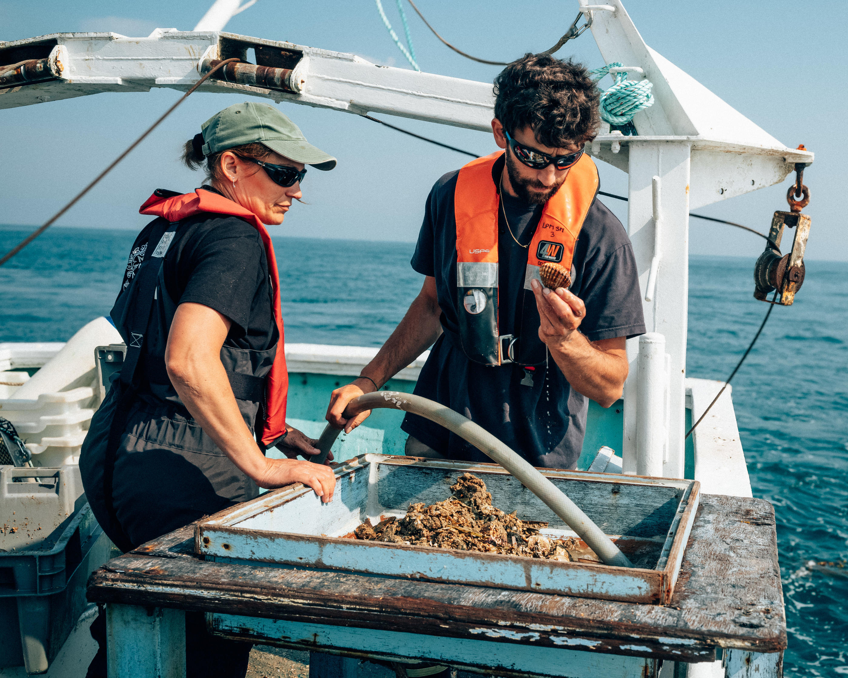 Le 26 juin, sur le chalutier «Louis Fage», des scientifiques de la station marine de Dinard (Ille-et-Vilaine) procèdent à des prélèvements dans le cadre du programme Atlasea, visant a séquencer le génome de l'ensemble des espèces marines. LP/Jean-Matthieu Gautier