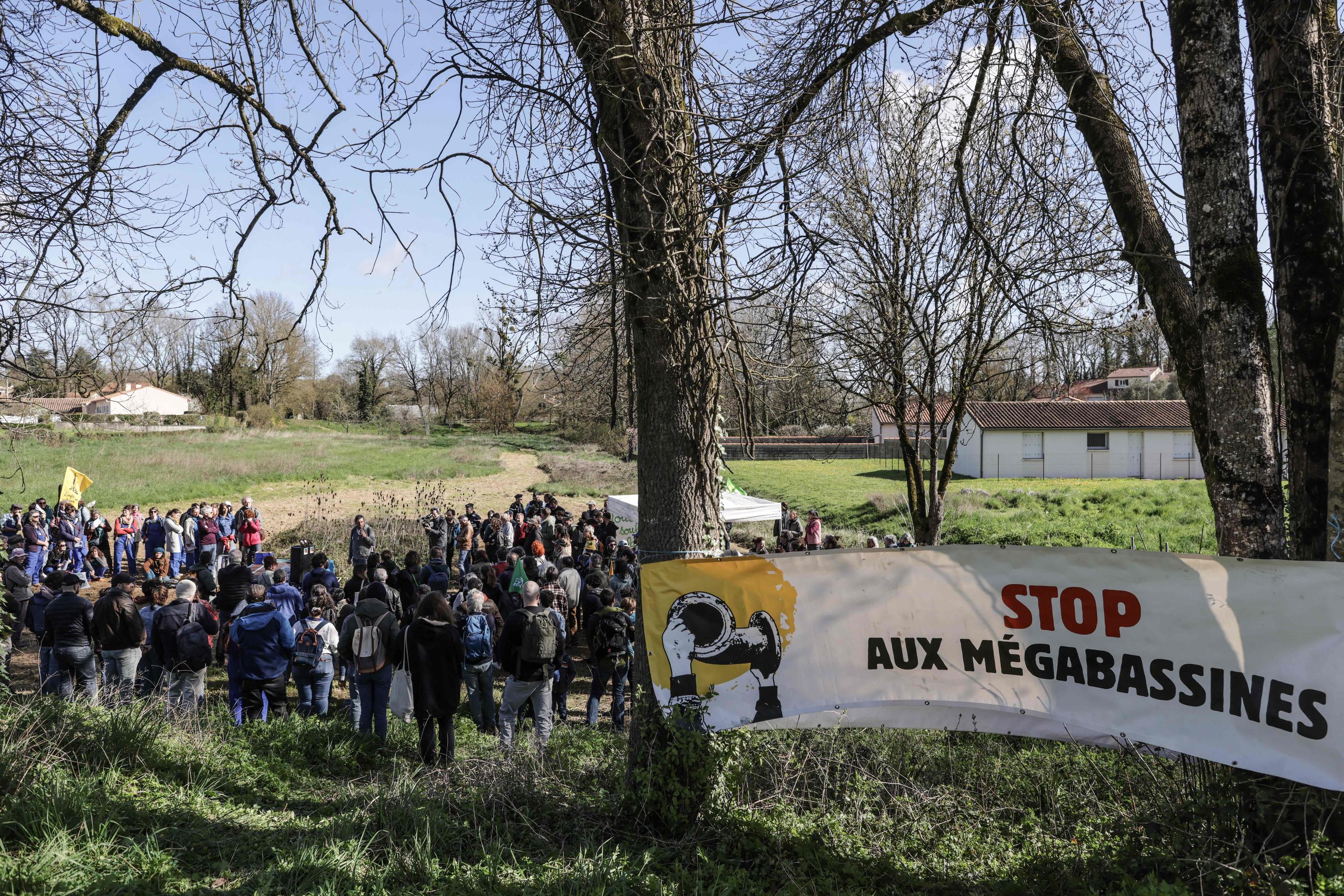 Les projets de mégabassines font souvent l'objet de mouvements d'opposition, comme ce fut le cas à Sainte-Soline (Deux-Sèvres). (Illustration) AFP/Thibaud MORITZ