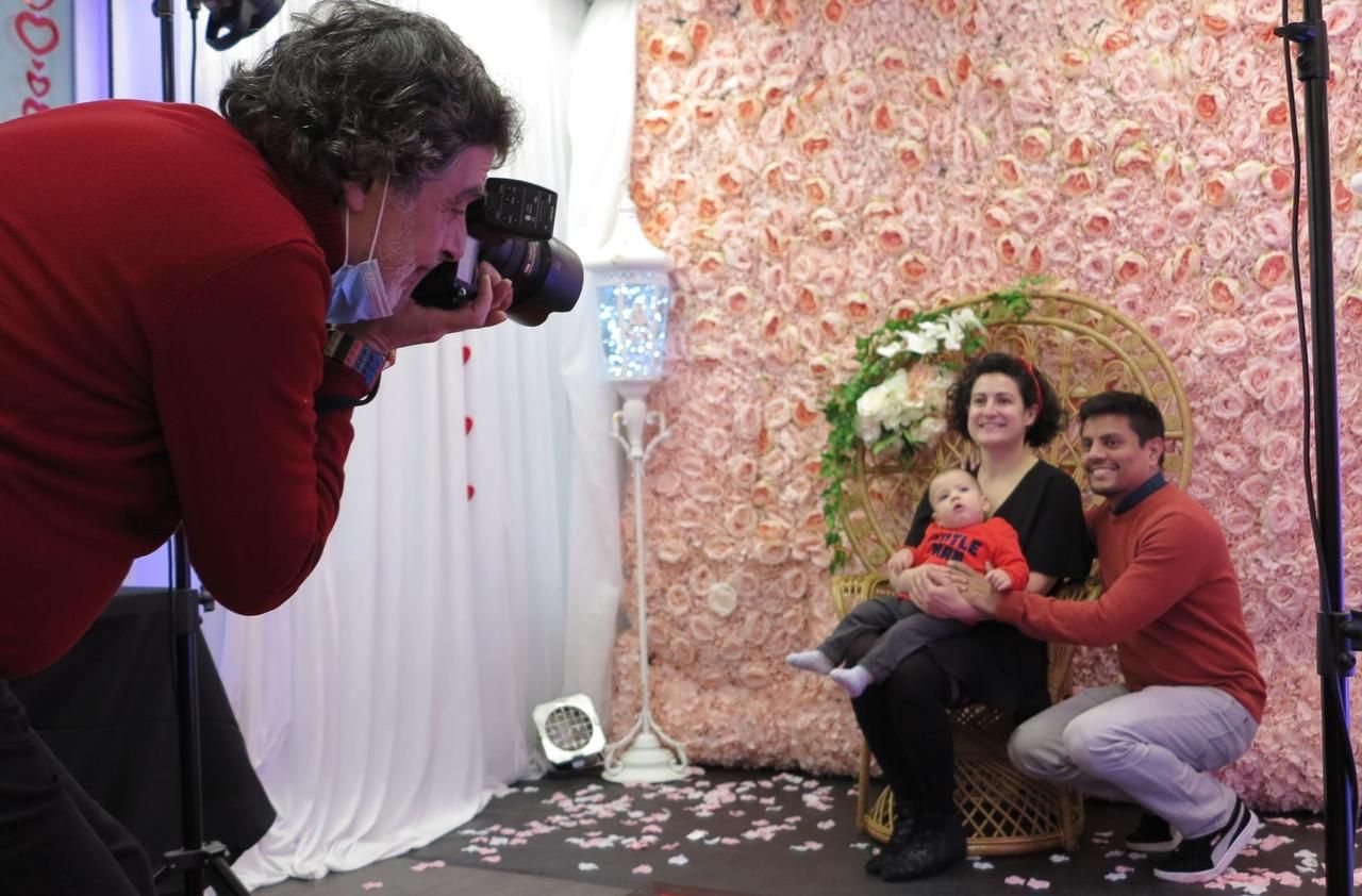 <b></b> Saint-Maurice, samedi matin. Bernard Ghnassia, en train de photographier Marie-Ange Sanchez, Jaime Mendes et leur fils Josean.