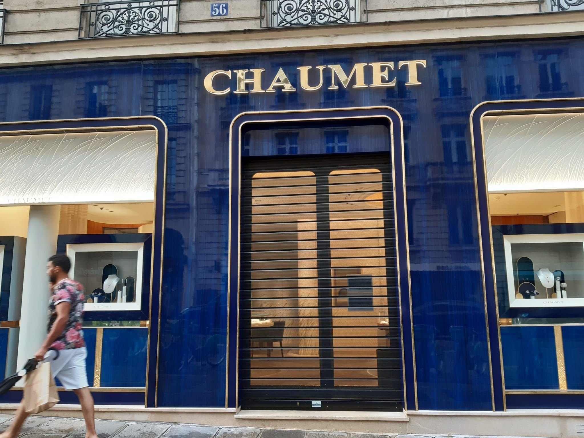 Paris (VIIIe). La boutique Chaumet de la rue François-Ier a été braquée le 27 juillet 2021. Le malfaiteur s'est emparé pour 2,5 millions d'euros de bijoux de haute joaillerie : colliers, bracelet, montre… LP/Céline Carez