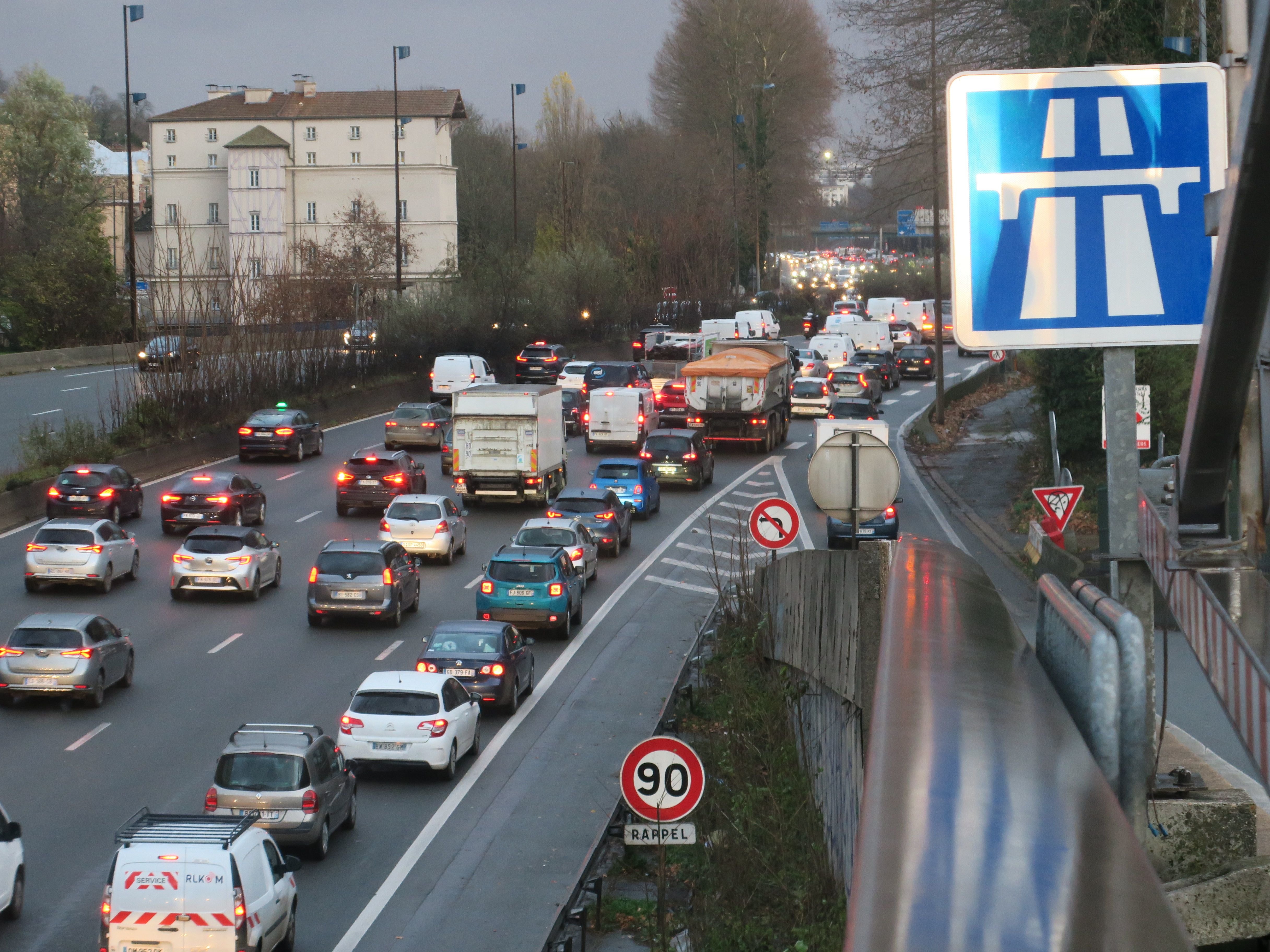 Charenton-le-Pont (Val-de-Marne), le 1er décembre. Entre 260 000 et 280 000 véhicules circulent chaque jour sur l'A4 aux portes de Paris. LP/Jeanne Cassard