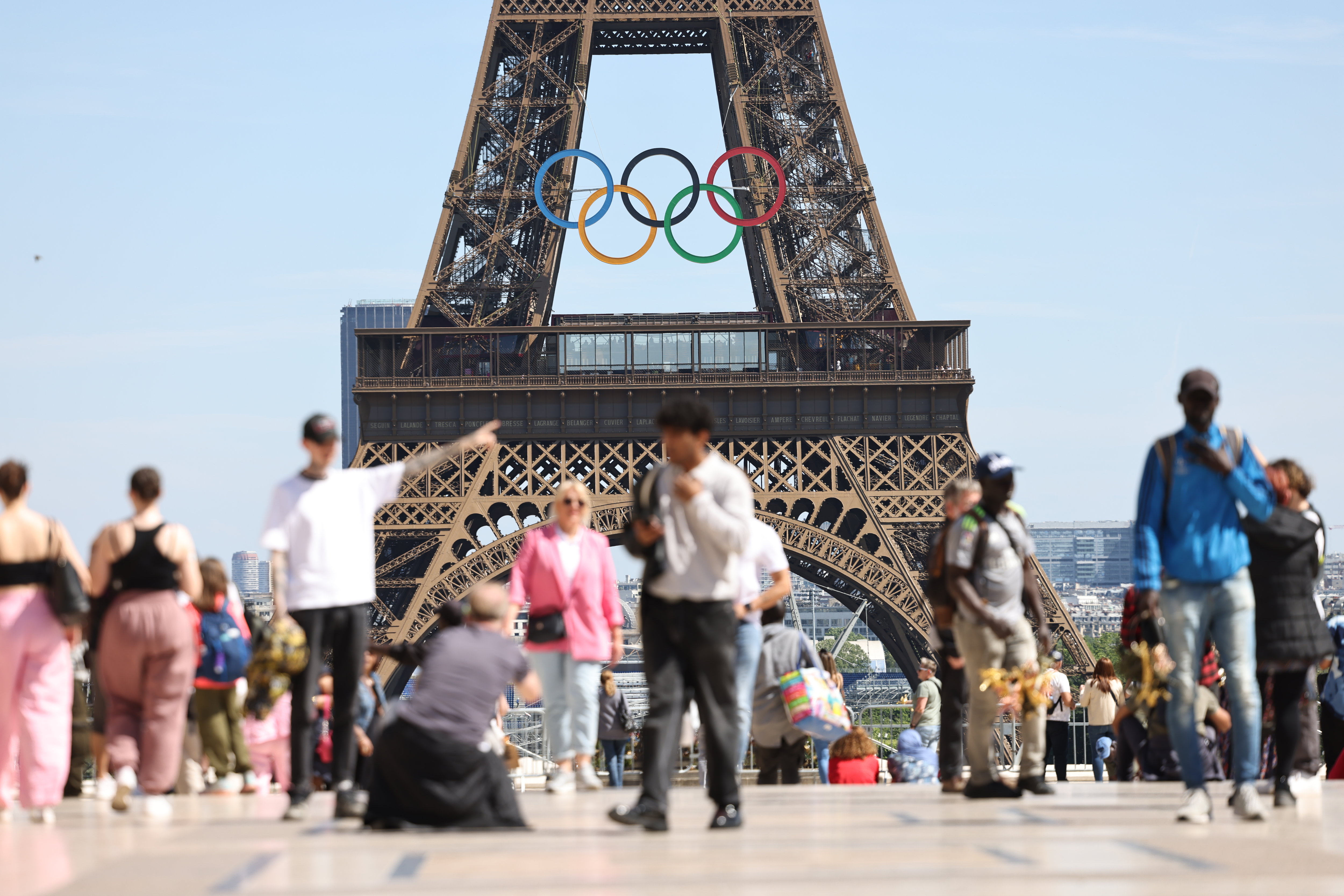 Le 7 juin 2024. Les anneaux olympiques trônent désormais sur la Tour Eiffel pour les JO de Paris 2024. LP/Fred Dugit