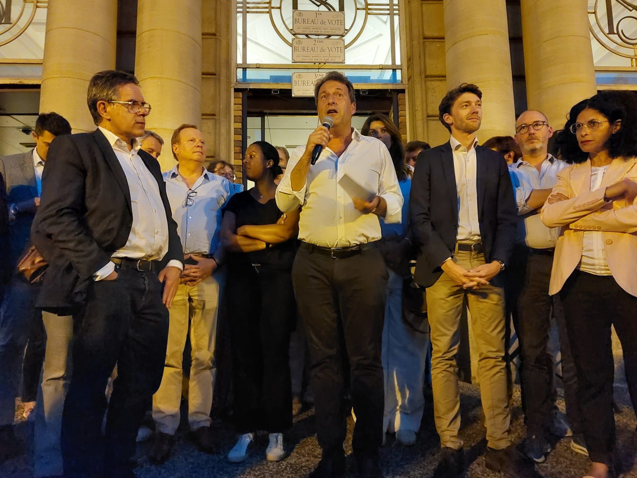 Saint-Maur-des-Fossés, ce dimanche soir. Frédéric Descrozaille (à gauche), le député sortant Renaissance de la 1re circonscription du Val-de-Marne a été battu par Sylvain Berrios (LR), qui se qualifie pour le second tour face à Lyes Louffok (LFI-NFP). LP/Gérald Moruzzi