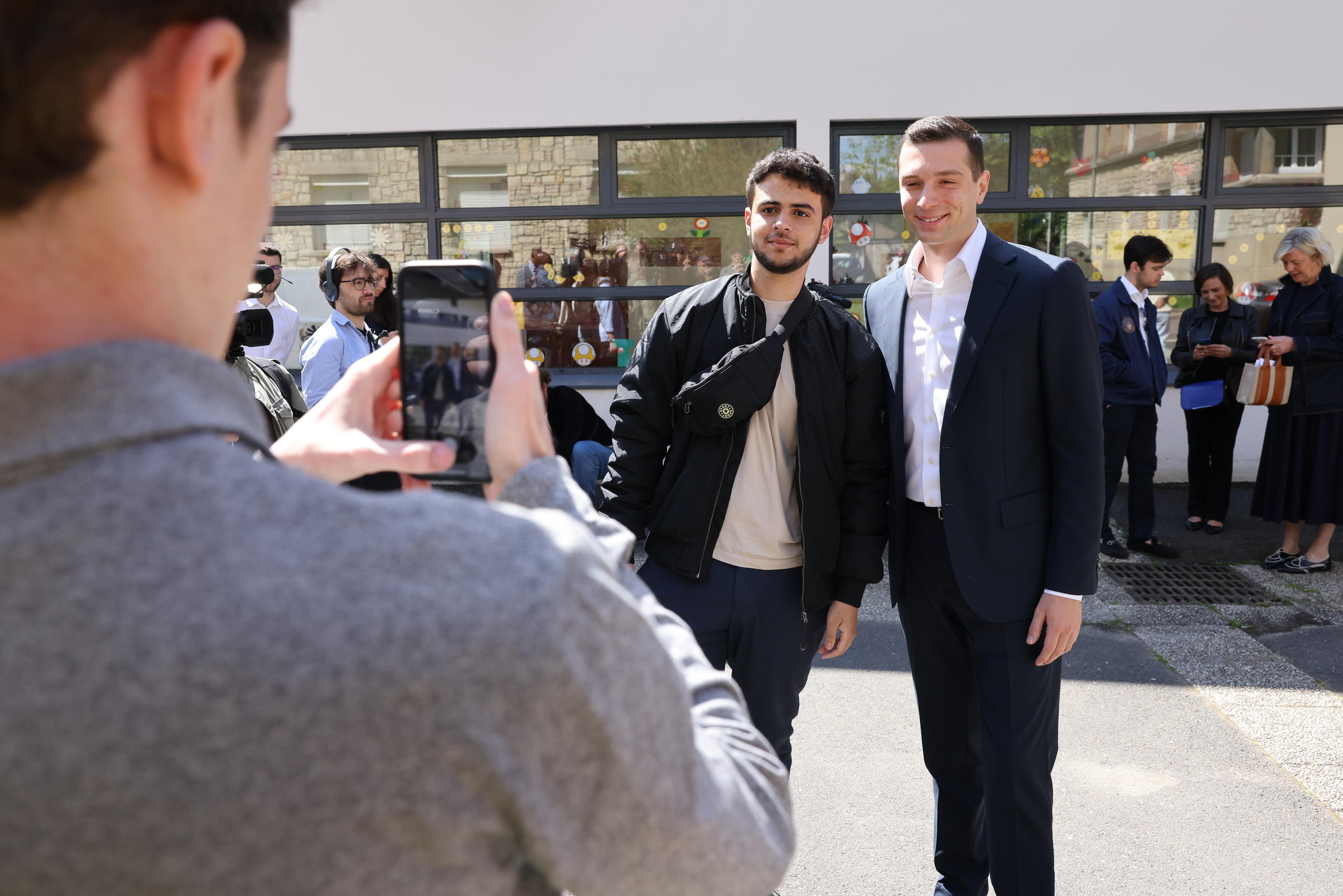 Votant pour la première fois à Garches (Hauts-de-Seine), où sa liste est largement battue, Jordan Bardella est pourtant en tête des suffrages en Île-de-France et dans l'Oise. LP/Olivier Lejeune