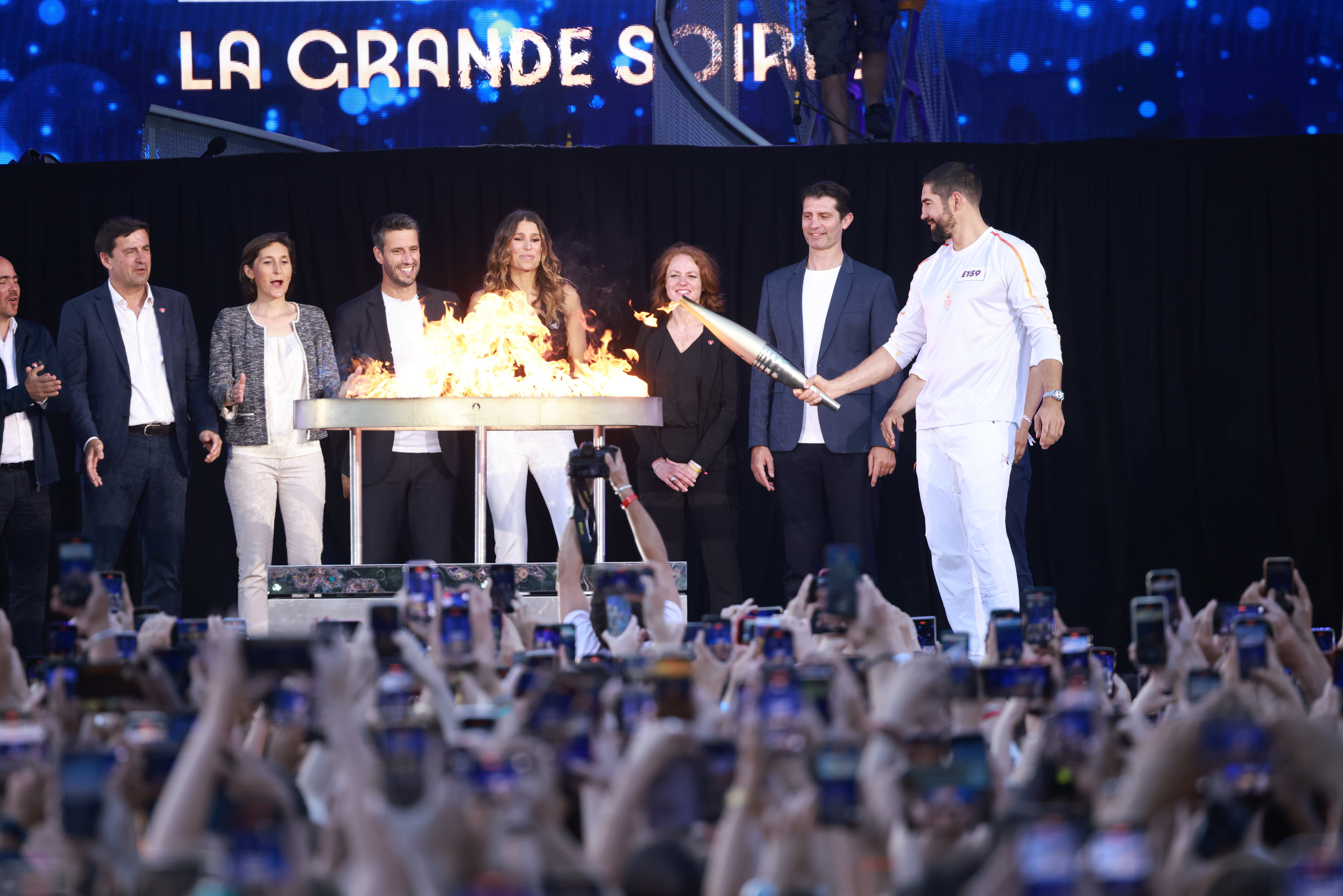 Nikola Karabatic, 40 ans, a allumé le chaudron place de la République, ce lundi soir. LP/Olivier Arandel