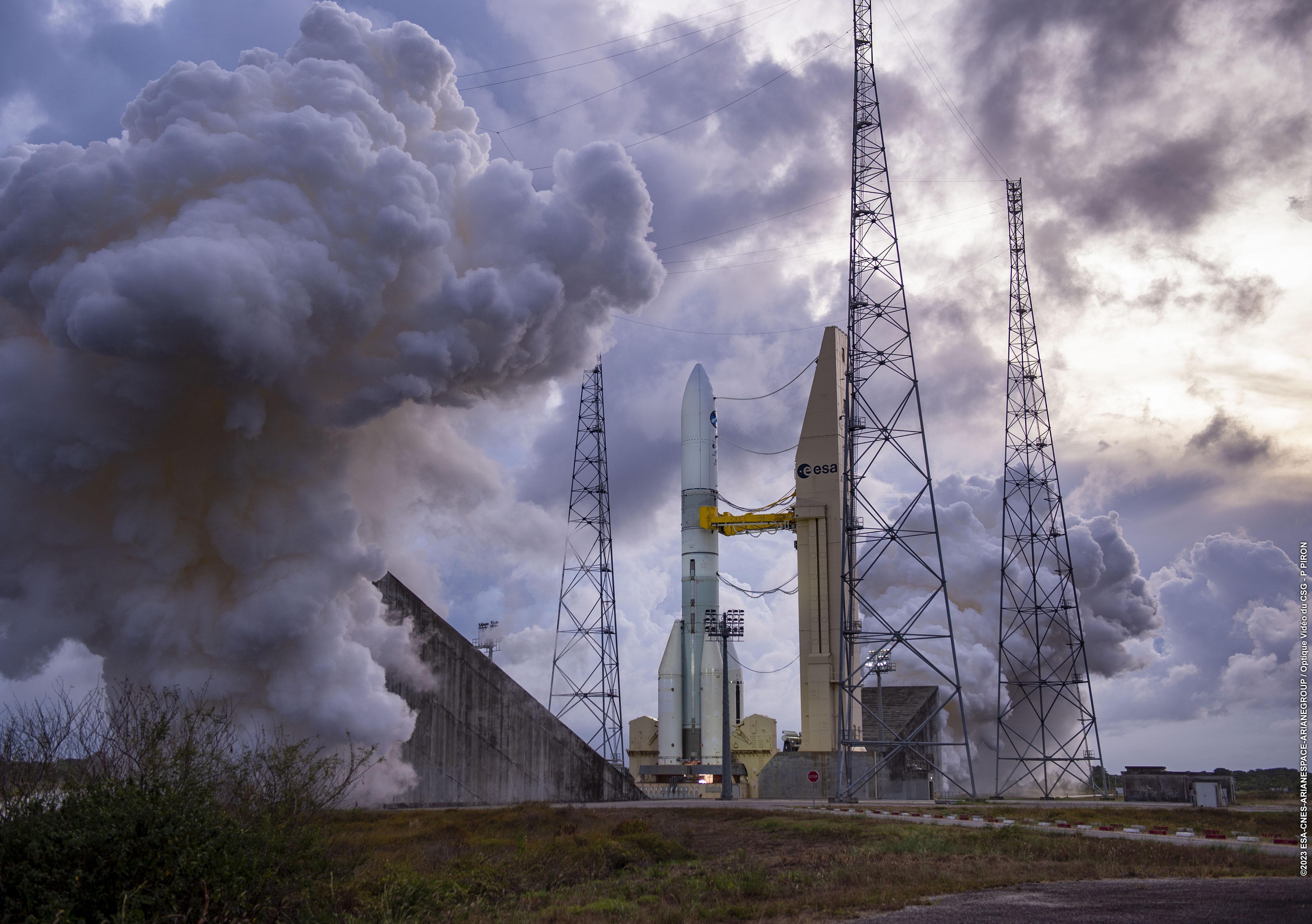 Ariane 6 a fait l’objet de multiples essais au Centre spatial européen de Kourou, en Guyane, comme ici, une mise à feu des moteurs, en novembre 2023. ESA-Cnes-Arianespace-ArianeGroup/P. Piron/Optique vidéo du CSG